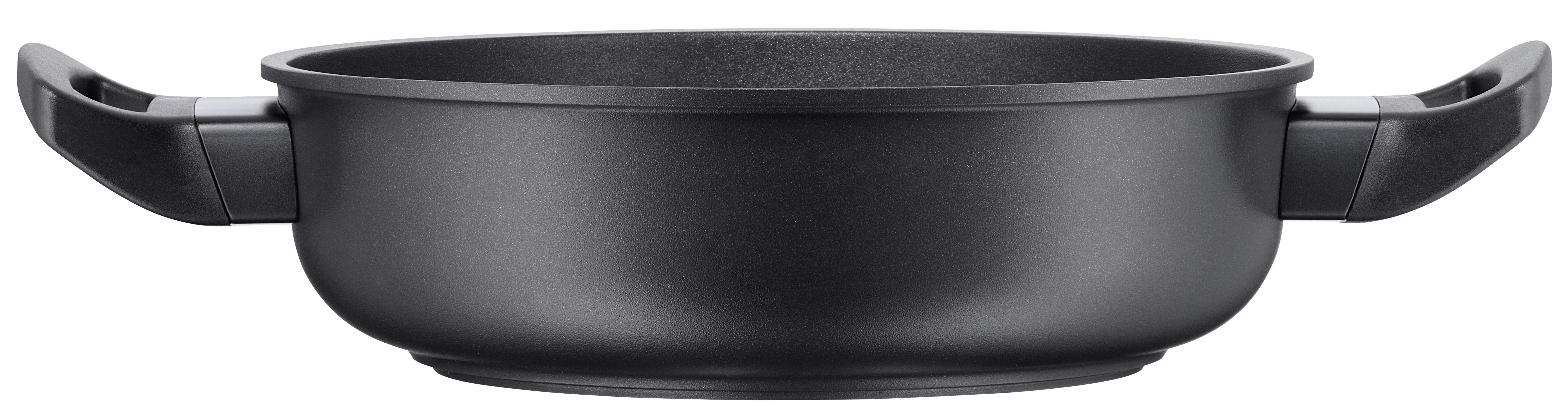 Une casserole noire, vue de côté. Elle a deux poignées et un intérieur sombre.