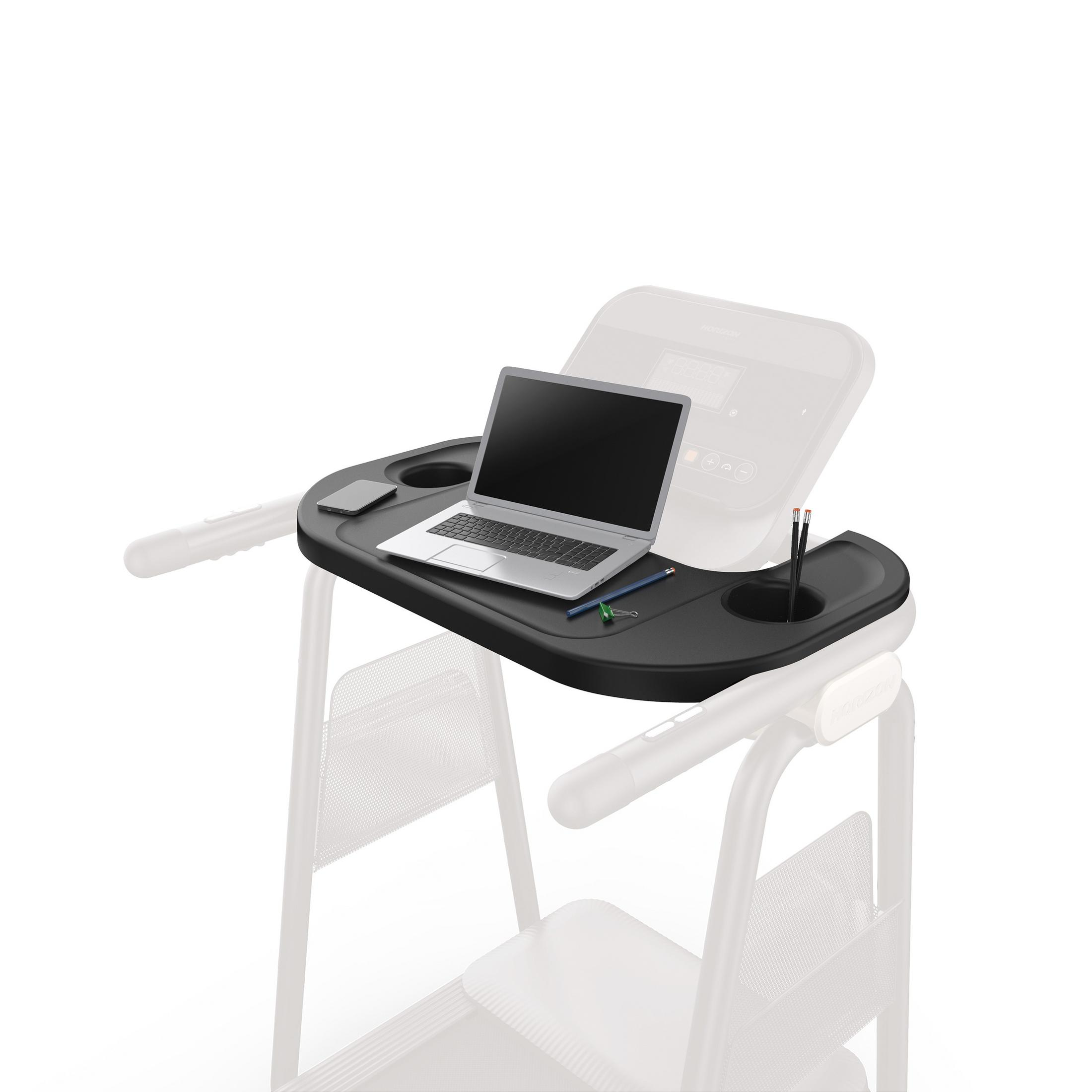 Schwarzer Schreibtisch an Laufband, mit Laptop, Telefon, Stiften und Becherhaltern.