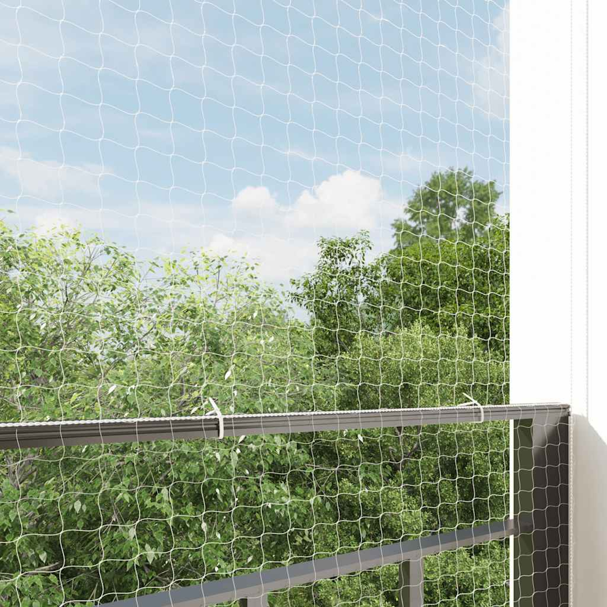 Ein Balkon mit installiertem Sicherheitsnetz. Im Hintergrund sind grüne Bäume und blauer Himmel zu sehen.