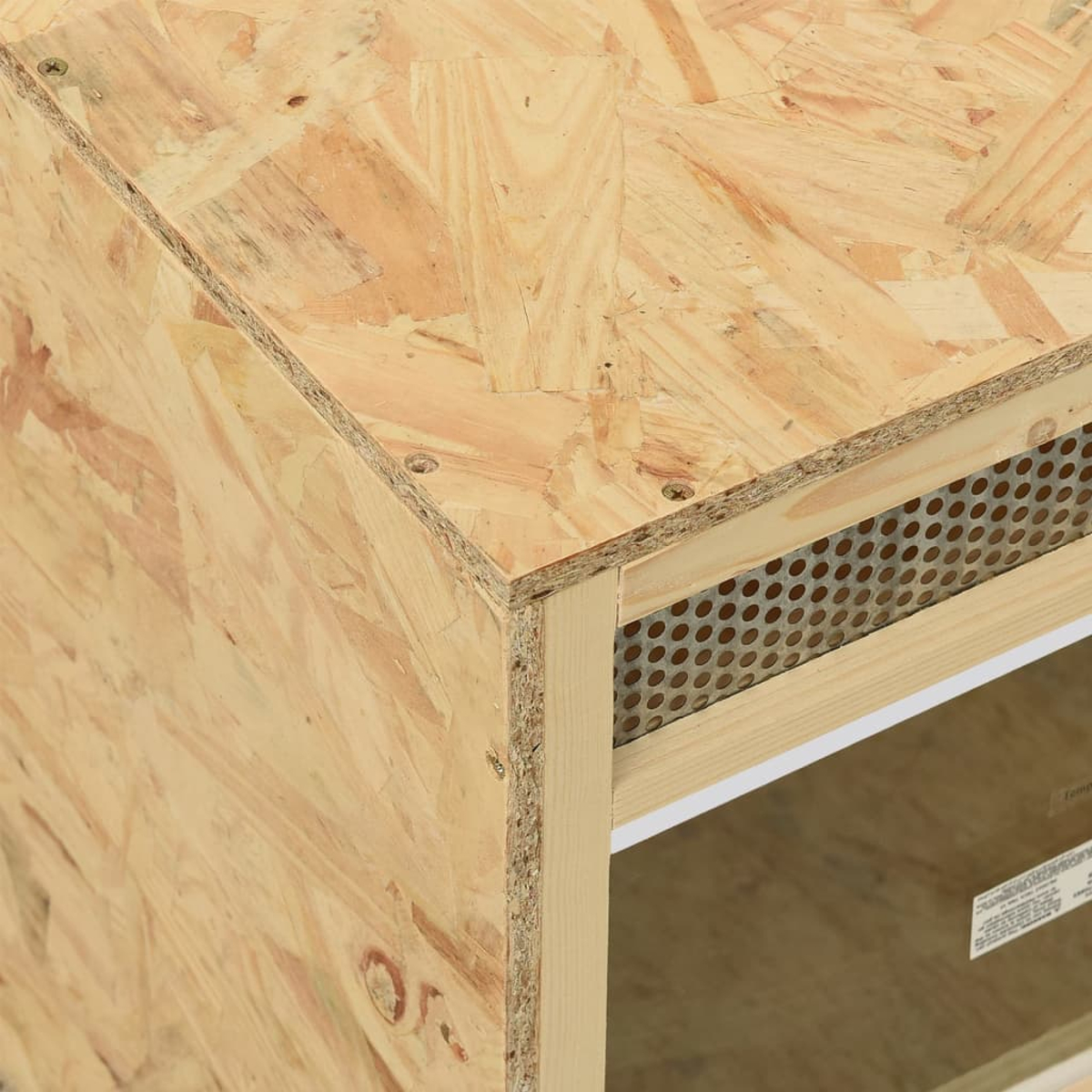Nahaufnahme einer Holzkiste mit einem Metallgitter. Das Holz hat ein natürliches Muster.