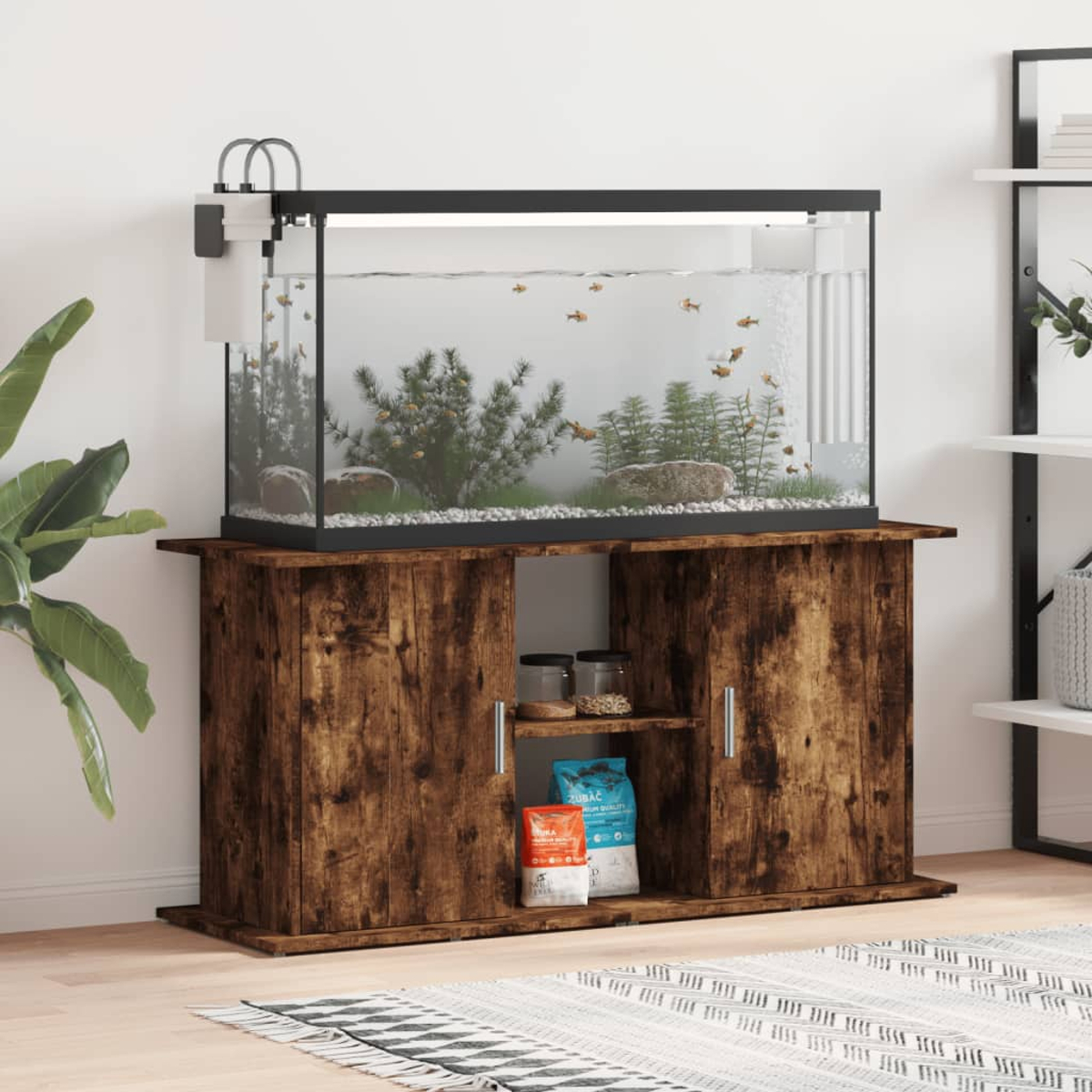 Ein Aquarium auf einem Holzschrank mit Fischen und Pflanzen.