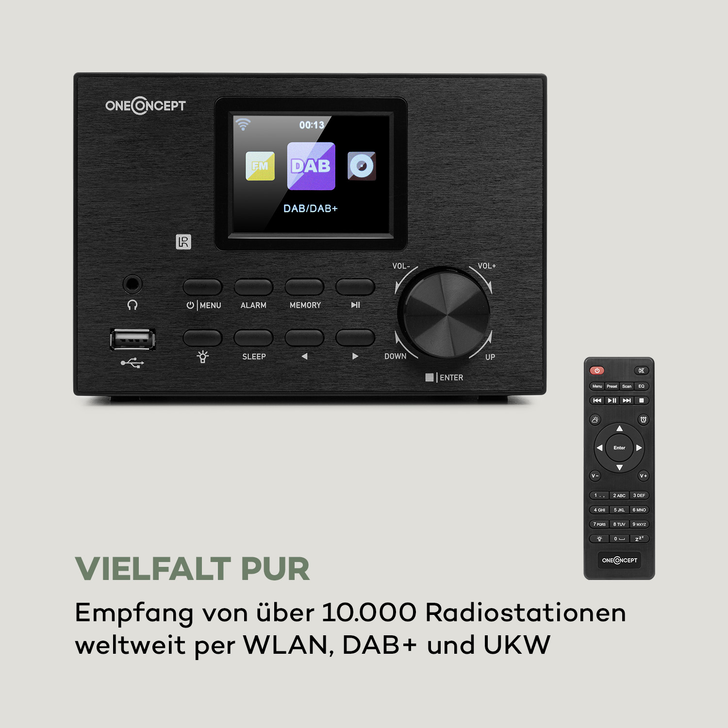 Schwarzes Radio mit Display und Tasten, mit Fernbedienung, auf weißem Hintergrund.