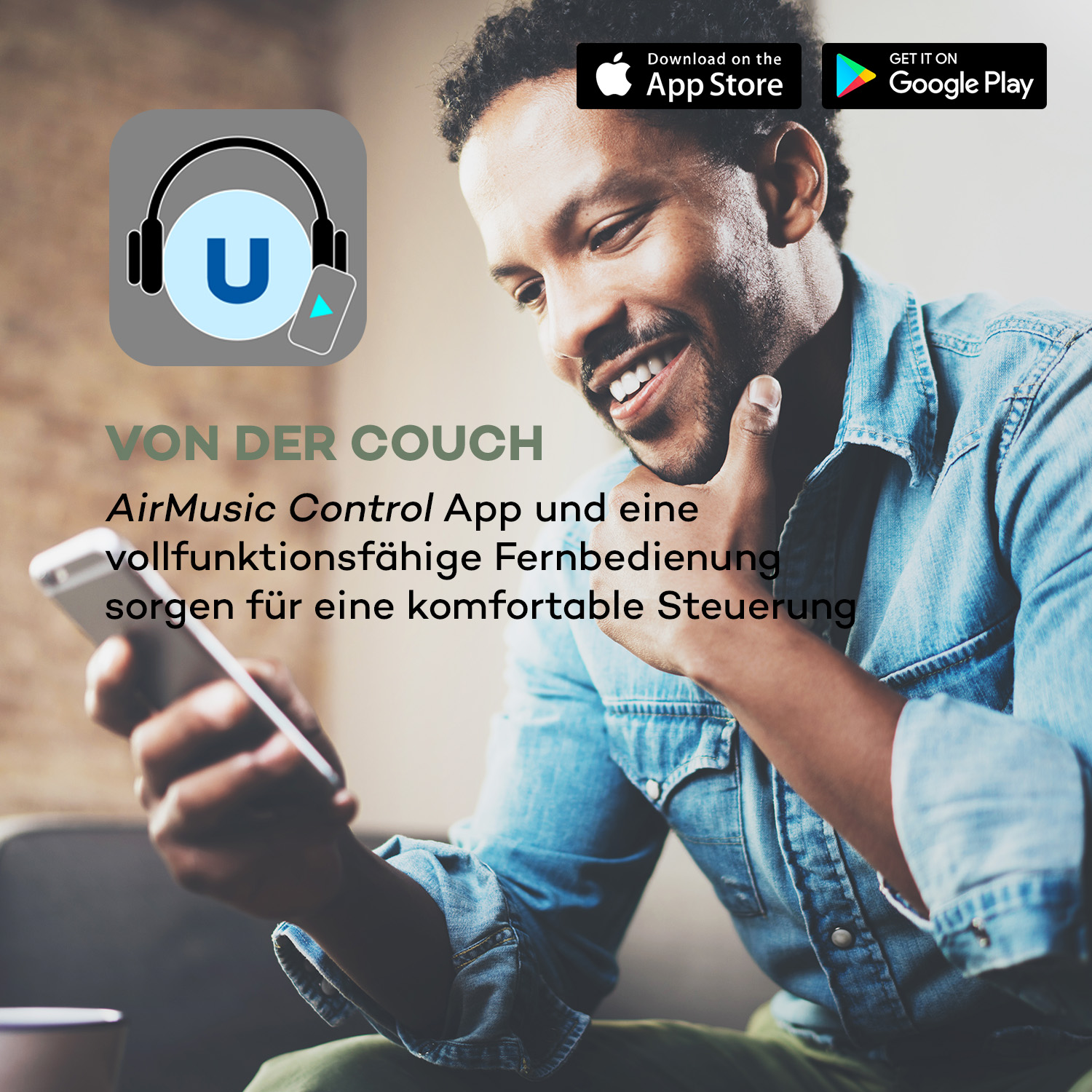 Mann, der ein Telefon hält, lächelt. App Store- und Google Play-Symbole oben rechts.