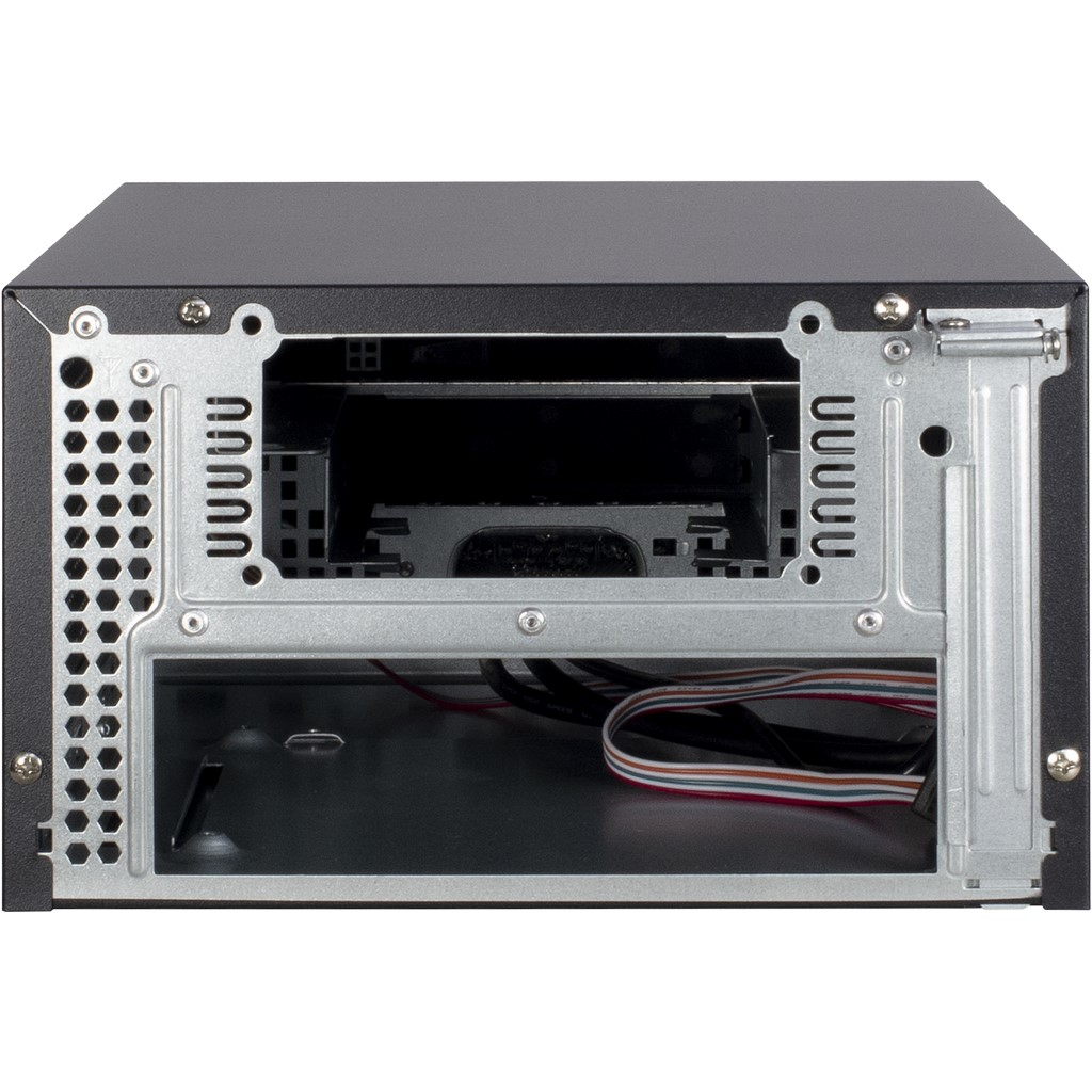 Vista trasera de una caja de PC. Marco metálico con orificios de montaje y conexiones de cables.