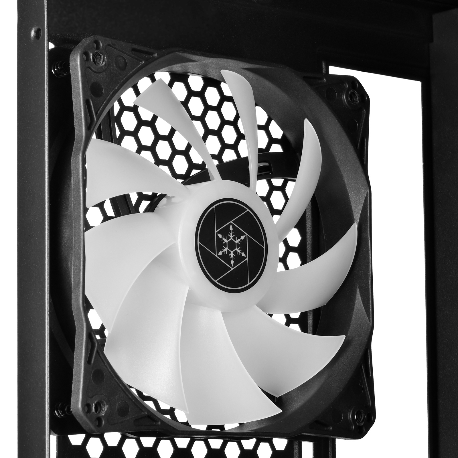 Close-up van een witte ventilator in een zwarte pc-kast met een honingraatrooster.