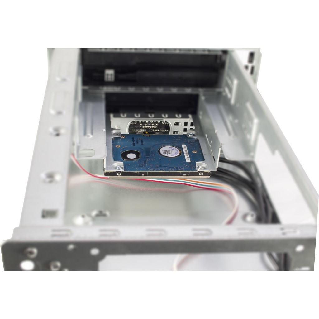 Dentro de una caja de PC. Una placa de circuito azul con disco duro montado y cables conectados.