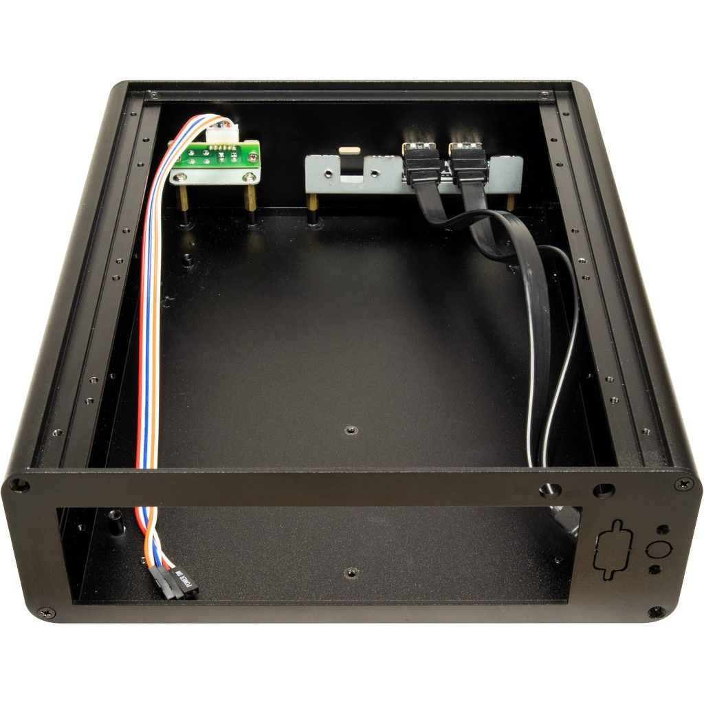 Componenti del case del PC. Una piccola scheda, cavi e porte SATA all'interno di un telaio nero.