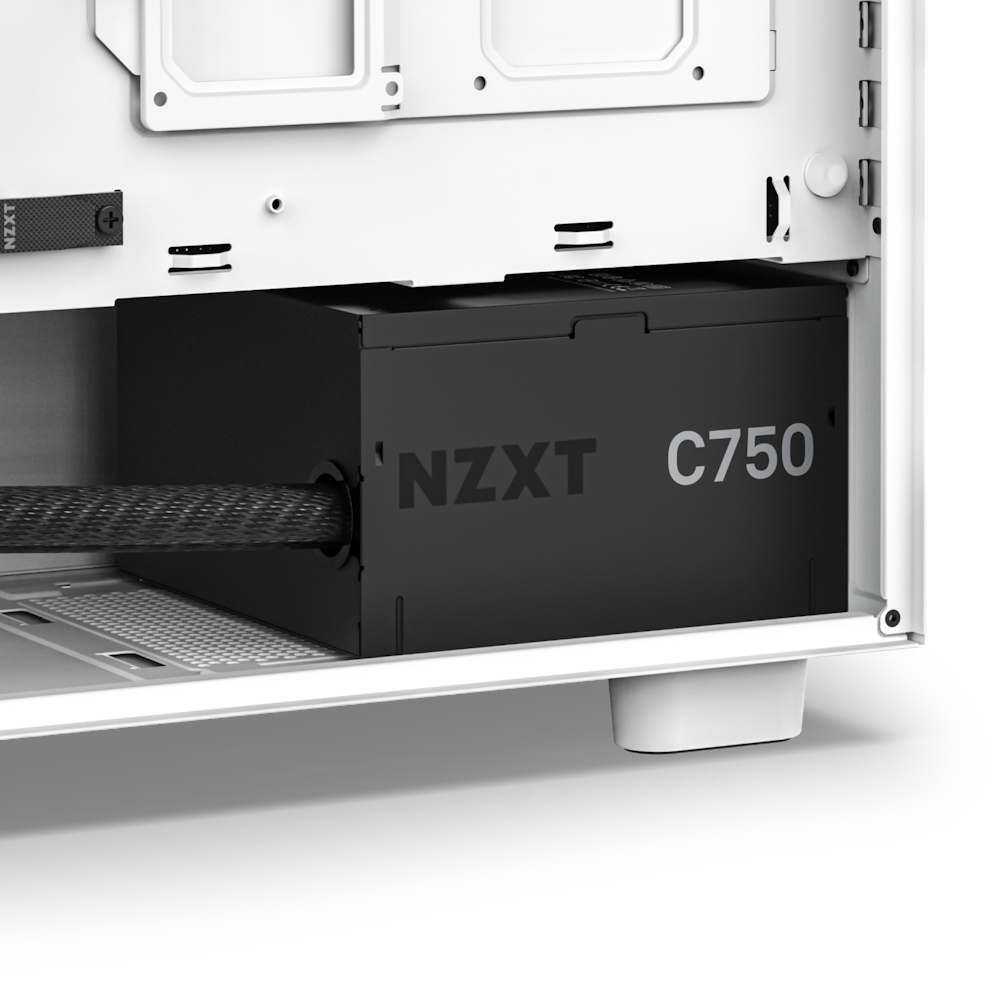 Czarny zasilacz NZXT C750 wewnątrz białej obudowy komputera. Kable wychodzą z tyłu.