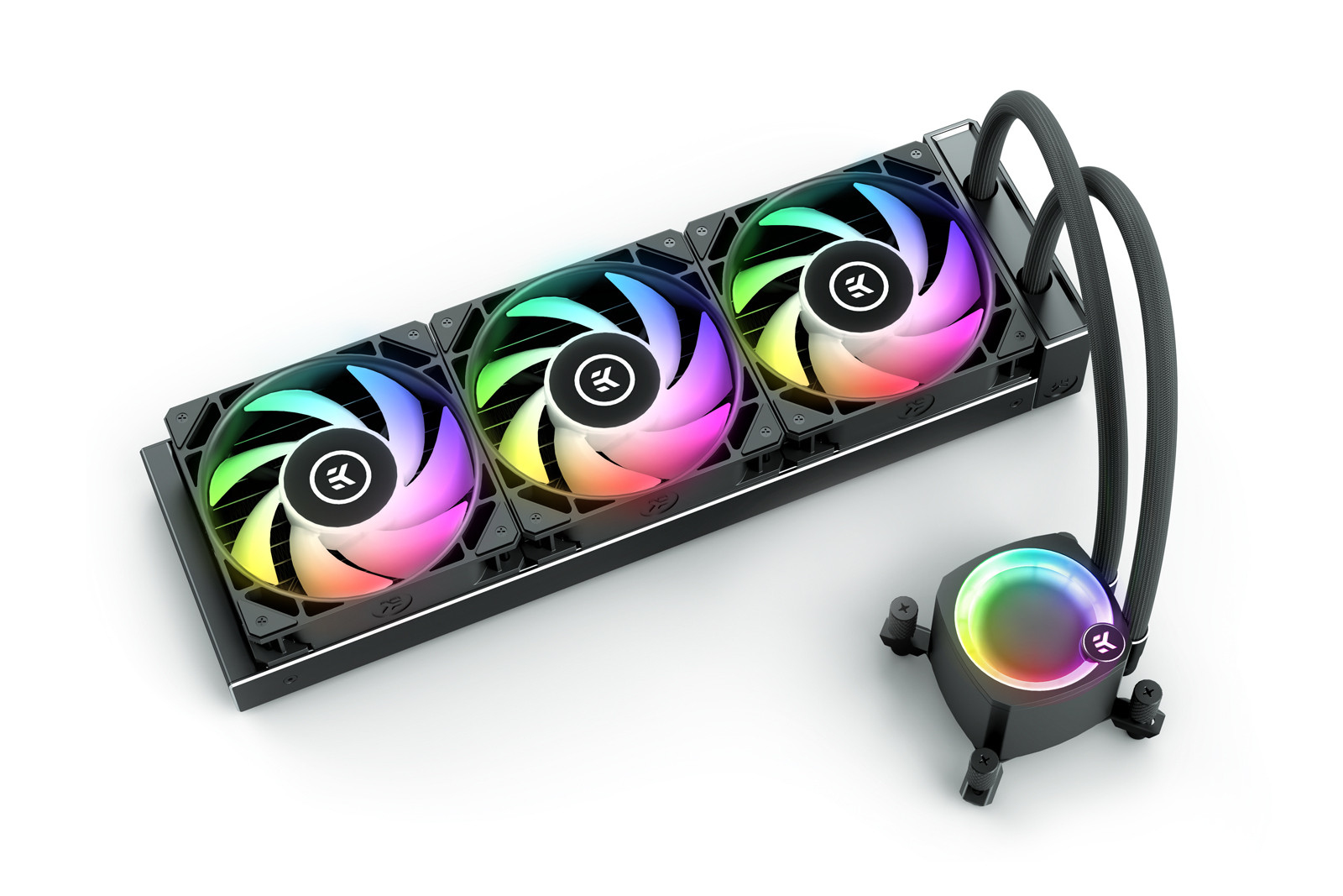 Un dissipatore a liquido con tre ventole. Le ventole e la pompa hanno luci colorate.