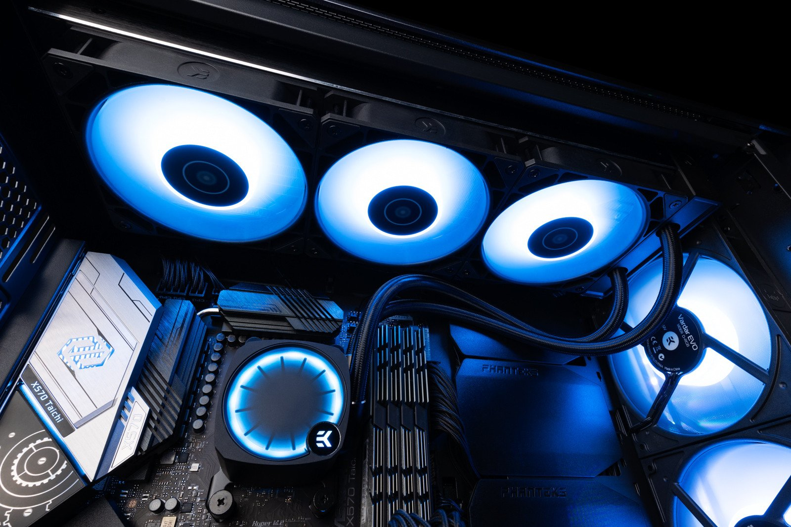 All'interno di un computer. Luci blu illuminano ventole e componenti. Il case è nero.