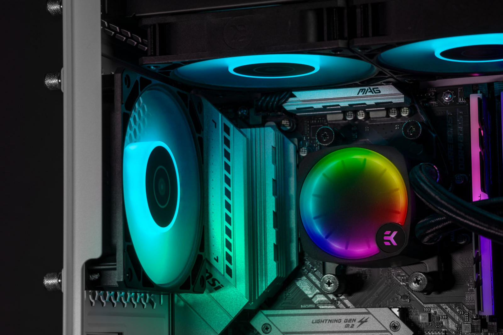 Interno del case del computer con ventole e sistema di raffreddamento con luci arcobaleno.