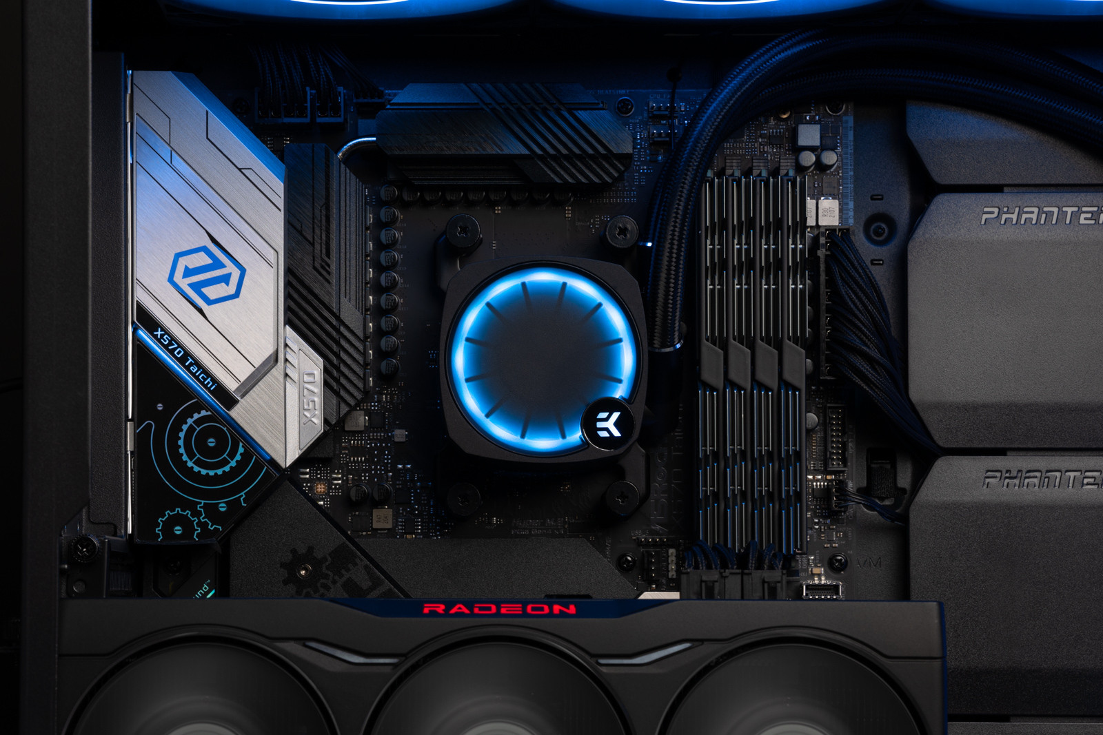 Dentro un computer. Sono visibili una scheda madre, un dissipatore CPU e una GPU. Luci blu illuminano.