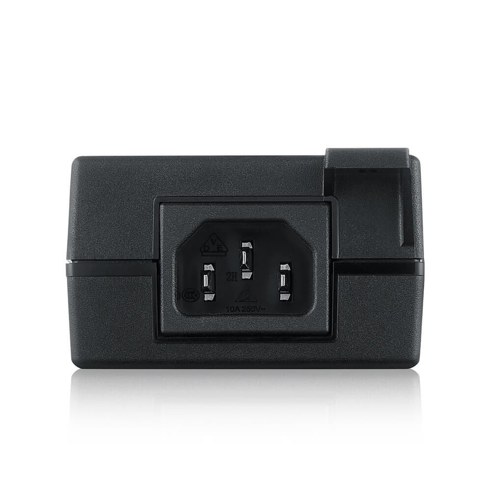 Schwarzes AC-Netzteil mit 3-poligem Stecker. Weißer Hintergrund, Draufsicht.
