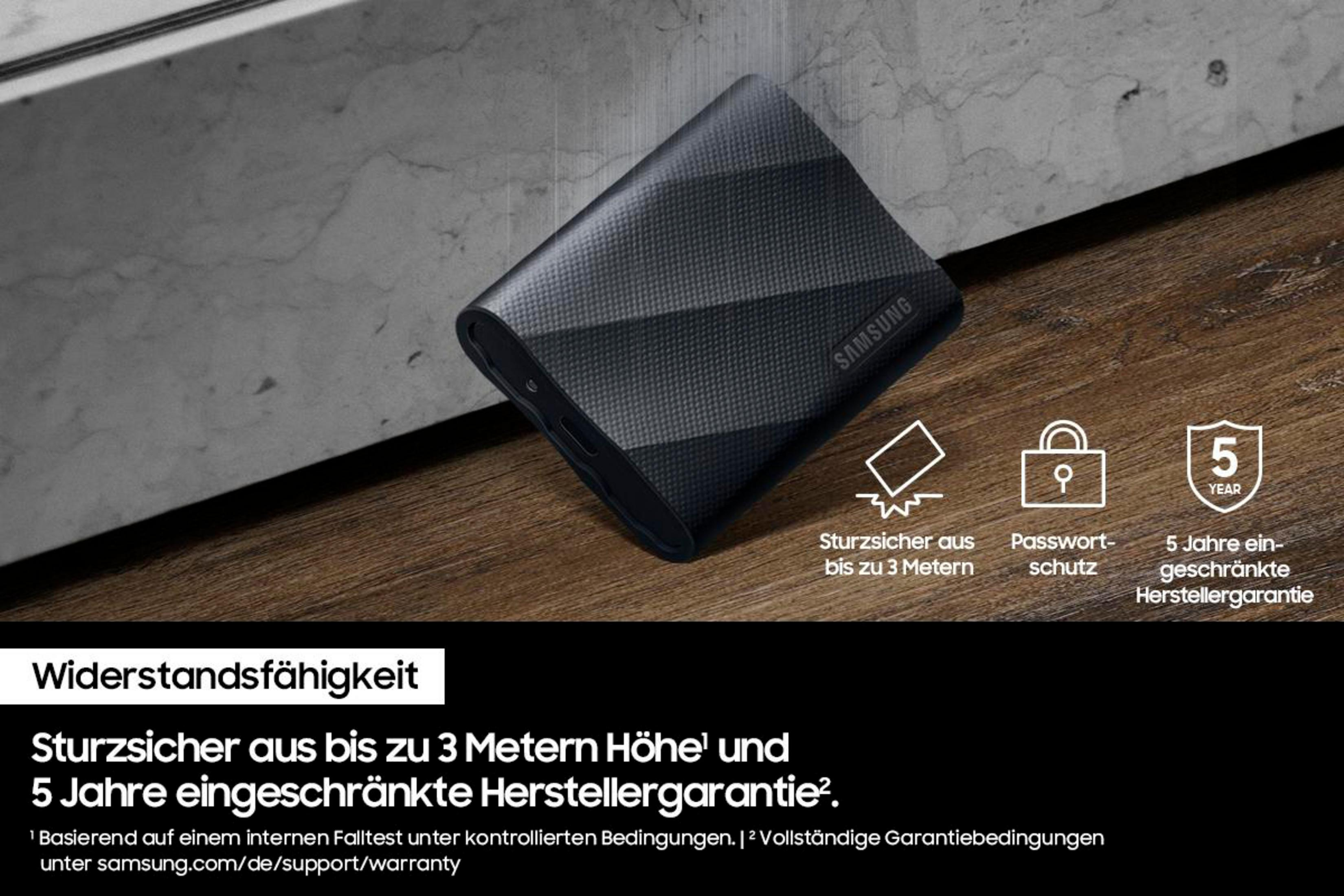 Czarny, teksturowany zewnętrzny dysk twardy z logo Samsung. Posiada 5-letnią gwarancję i ochronę przed upadkiem.