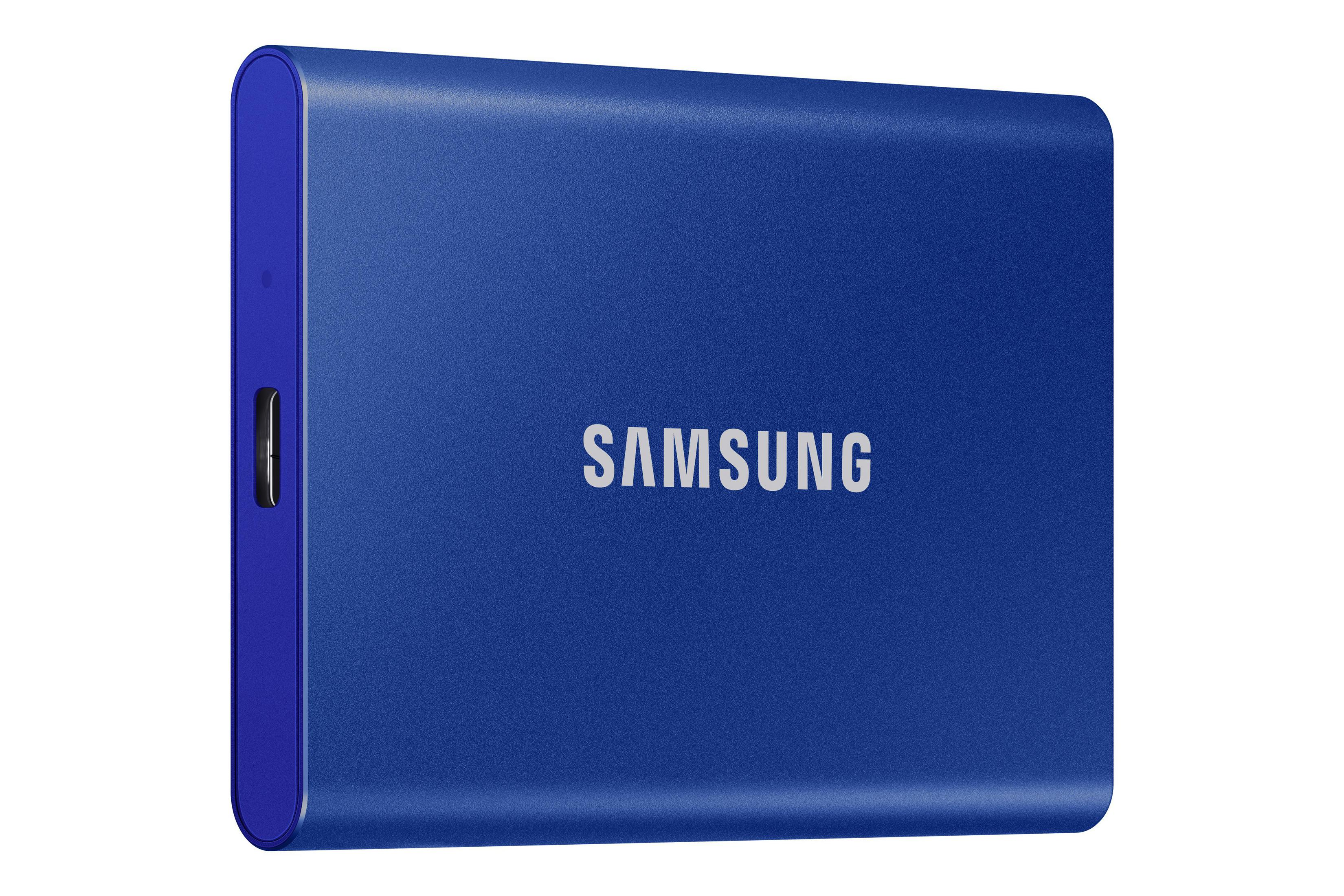 Blaue Samsung externe SSD auf Weiß. Der Markenname ist sichtbar.