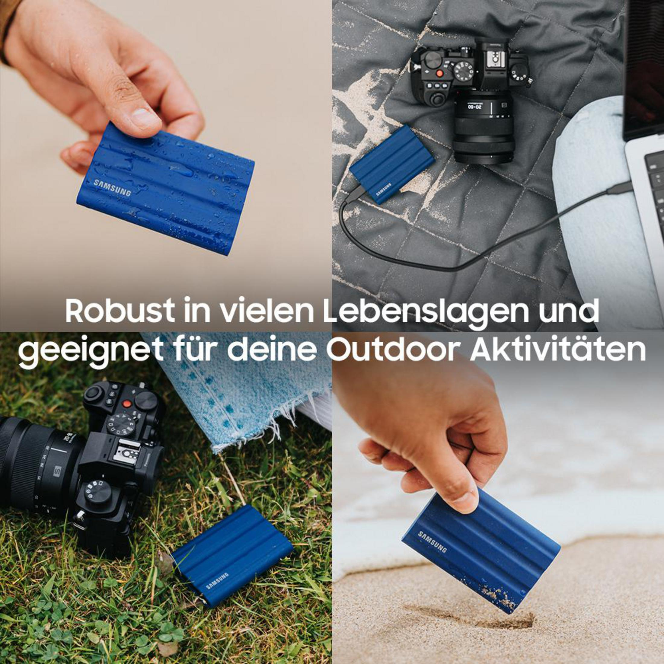 Niebieski dysk SSD Samsung w różnych środowiskach zewnętrznych z aparatami i naturą. Nakładka tekstowa.