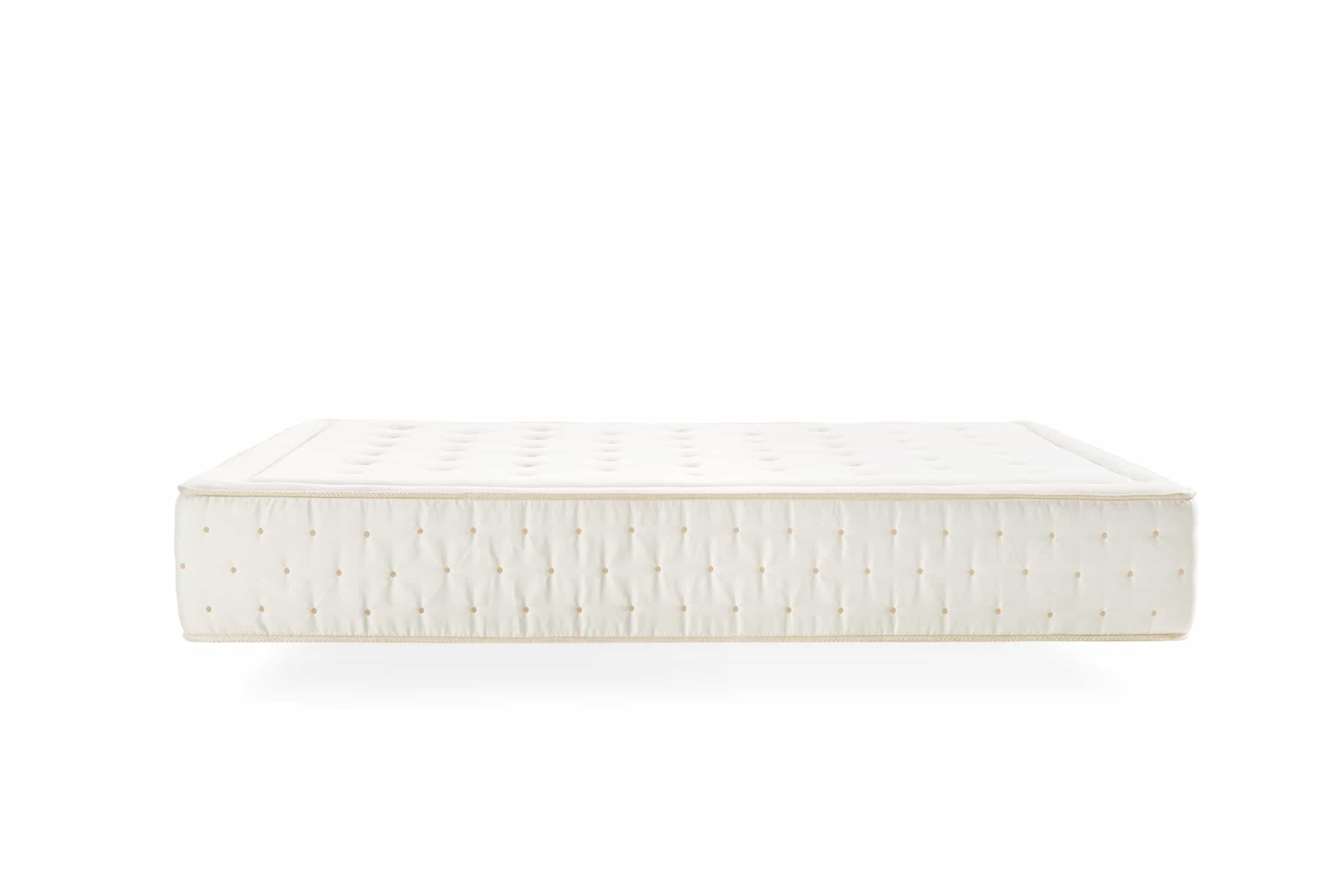 Colchón blanco con superficie capitoné y borde decorativo, aislado sobre fondo blanco.
