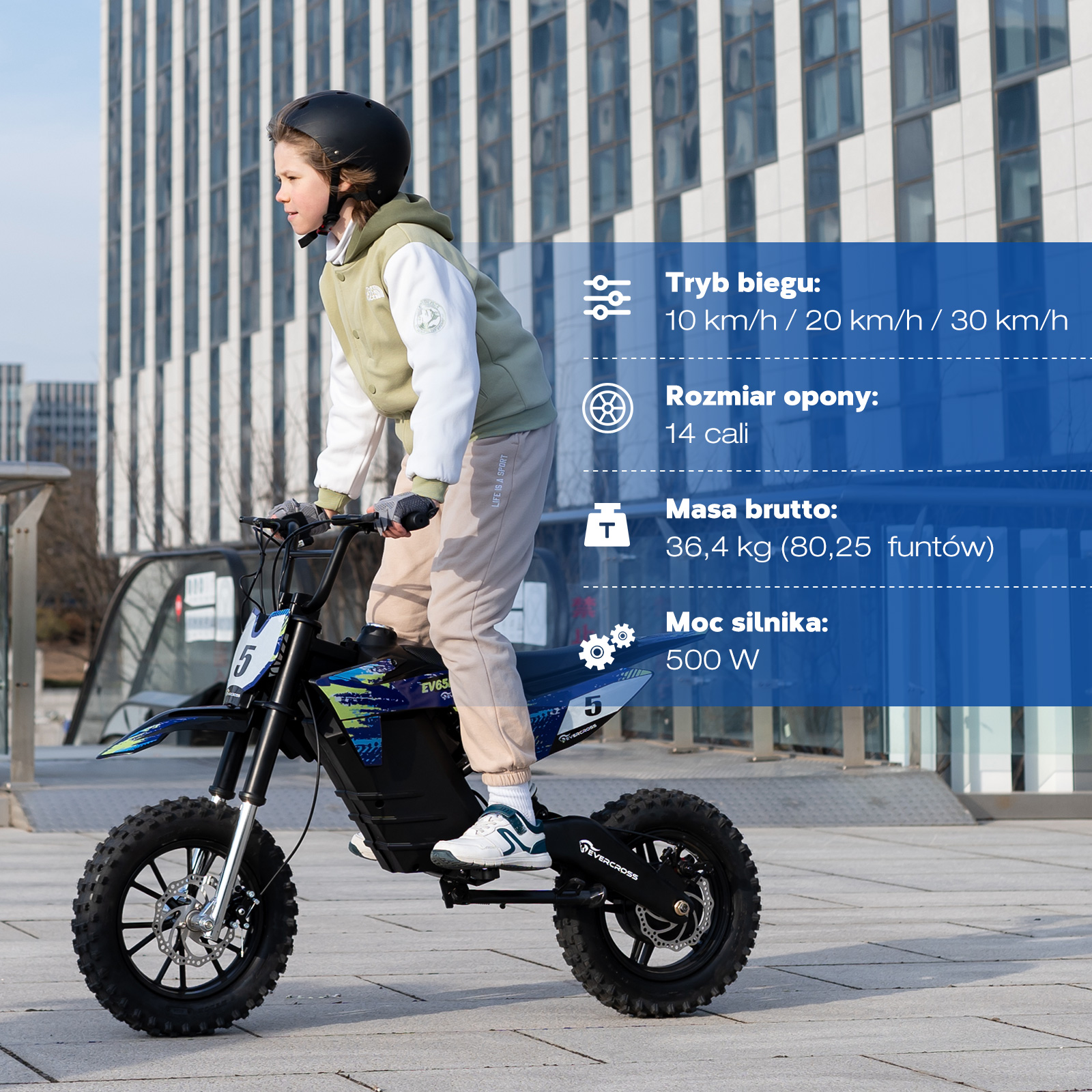 Chłopiec jadący czarno-niebieskim motocyklem elektrycznym w słoneczny dzień.
