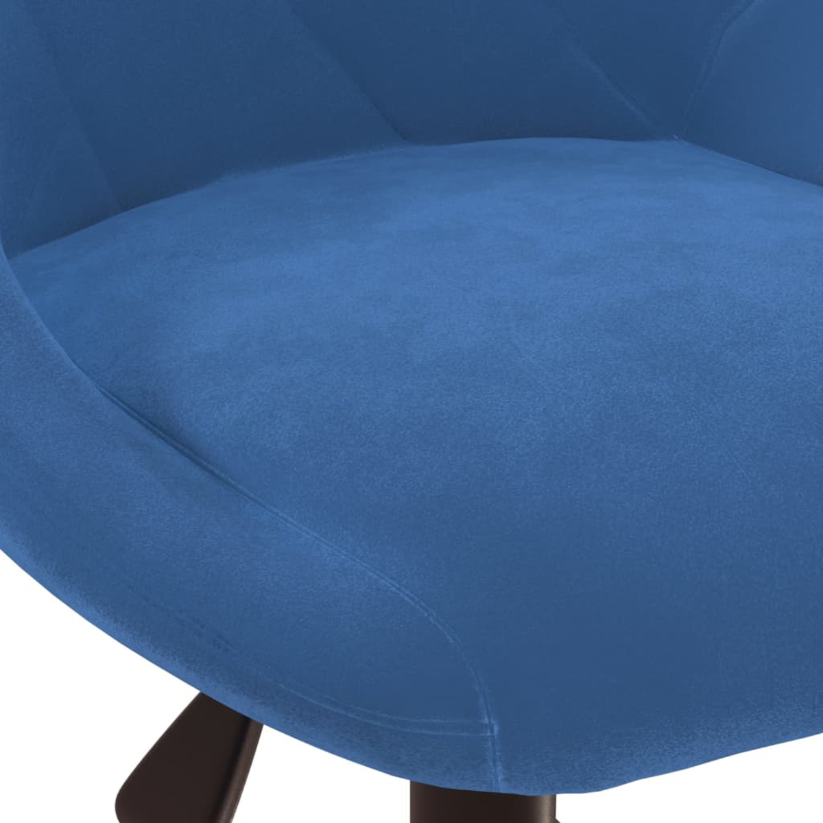 Nahaufnahme eines blauen Stuhls. Der Stuhl hat eine geschwungene Rückenlehne und ein dunkles Gestell. Der Stuhl ist weich.