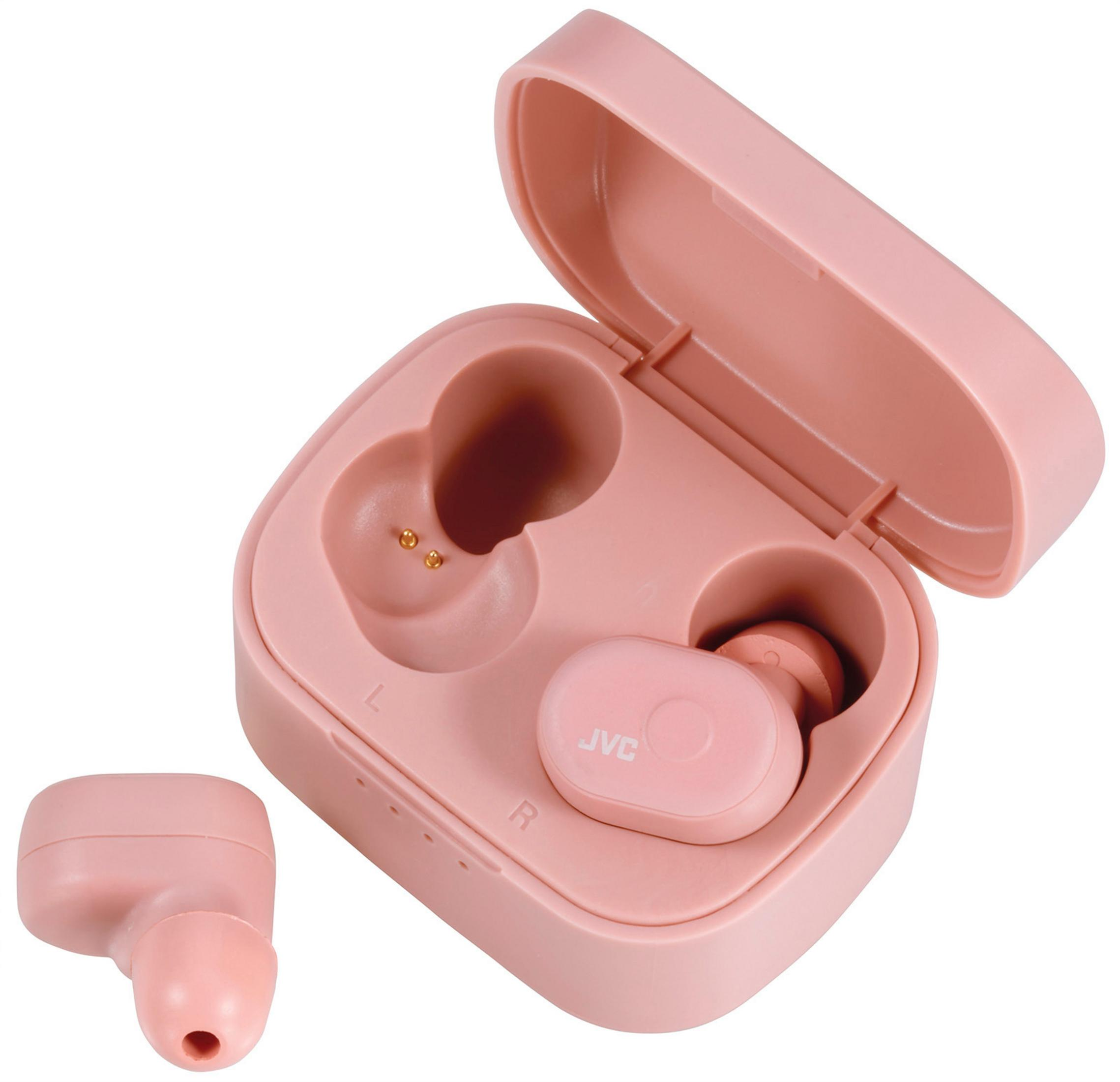 Auricolari JVC rosa e la loro custodia di ricarica. La custodia è aperta, mostrando un auricolare all'interno.