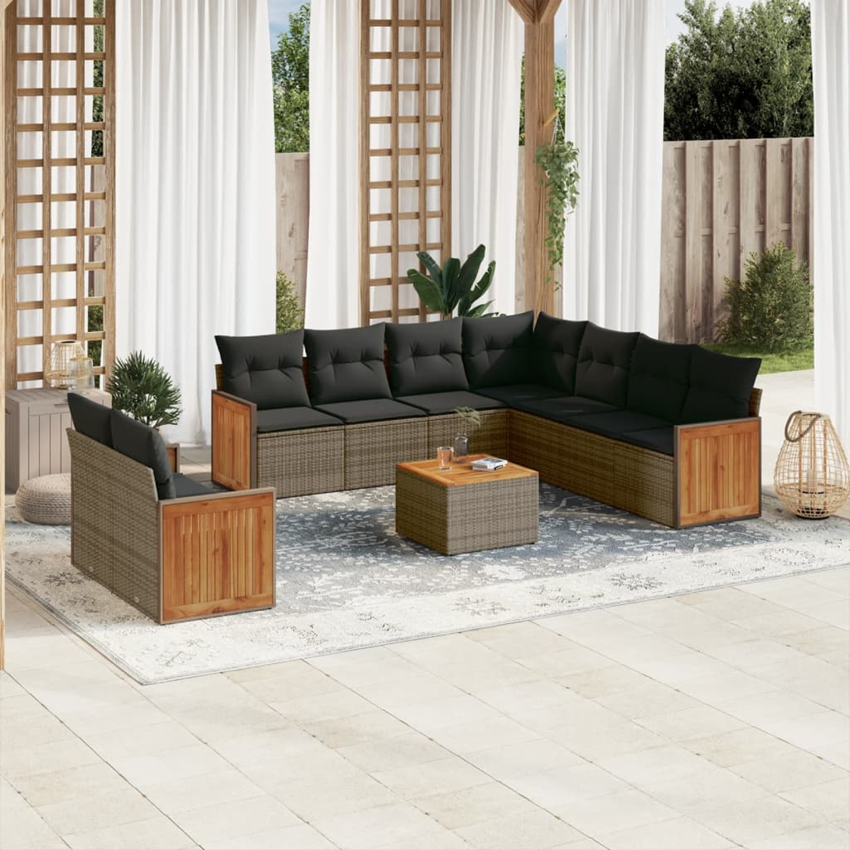 Sitzbereich im Freien mit Ecksofa, Sessel, Holztisch und Teppich auf einer Terrasse.