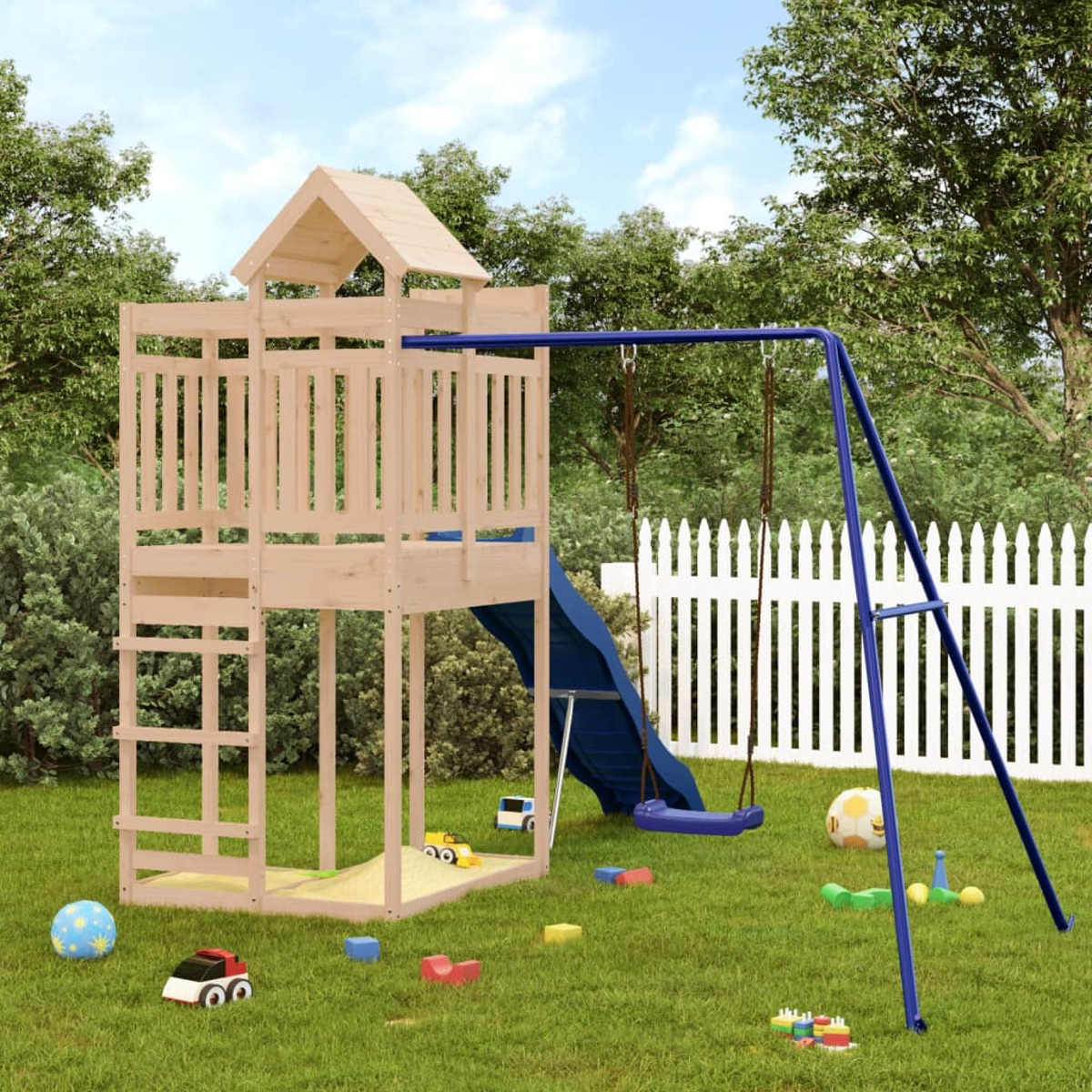 Ein Holzspielplatz mit Rutsche, Schaukeln, blauer Rutsche und weißem Zaun.