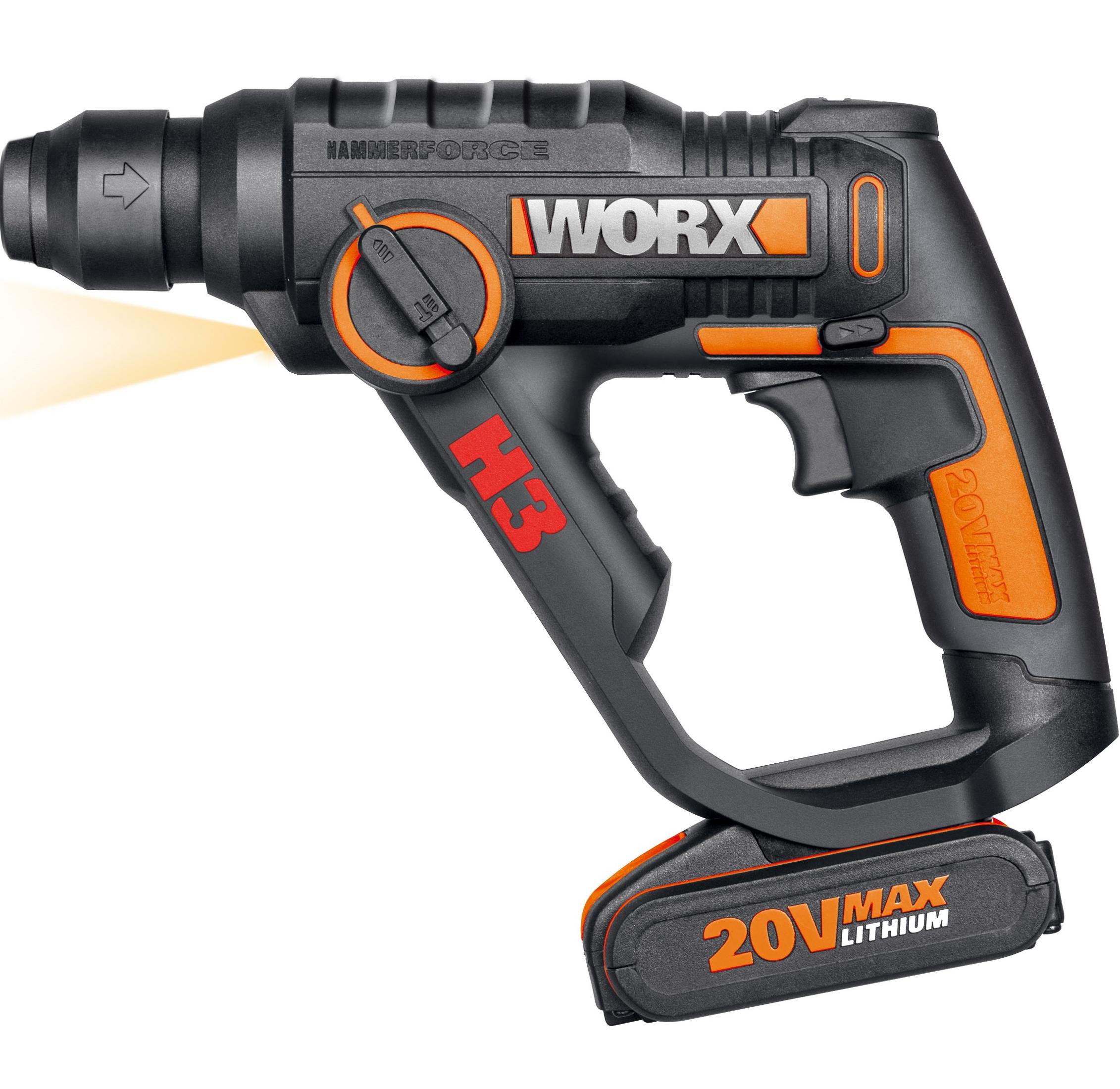 Czarno-pomarańczowa wiertarka udarowa Worx ze światłem. Białe tło.