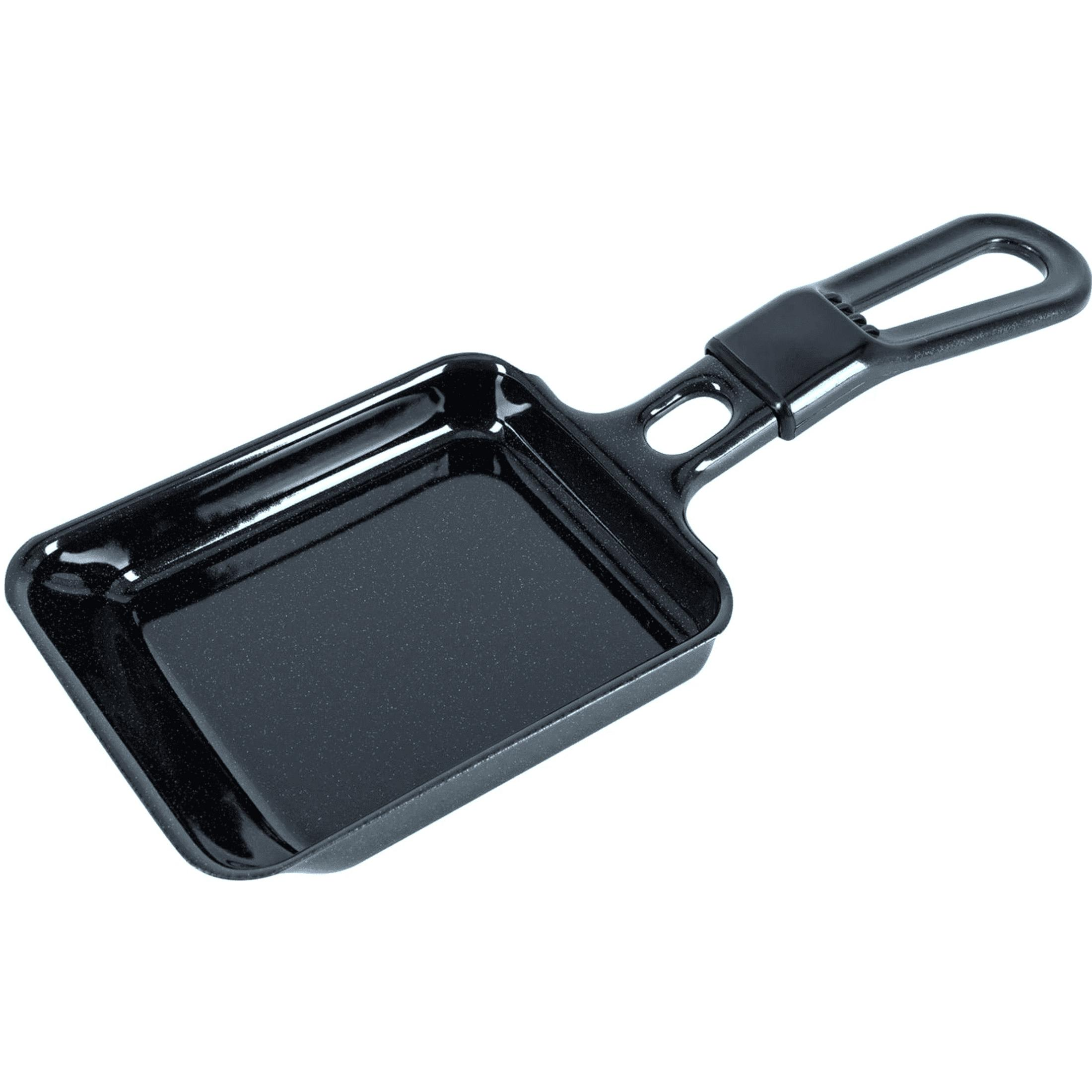 Padella per raclette nera, rettangolare, con manico. Sfondo bianco.