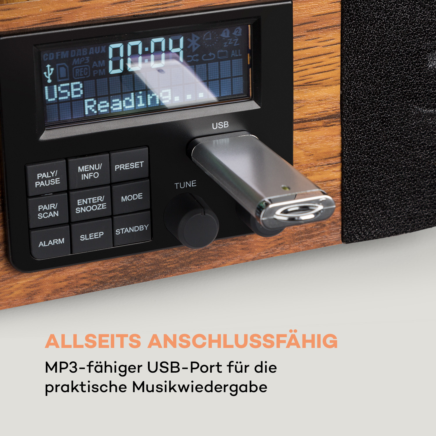 Nahaufnahme eines Holzstereos mit einem USB-Anschluss, in den ein USB-Stick gesteckt ist.