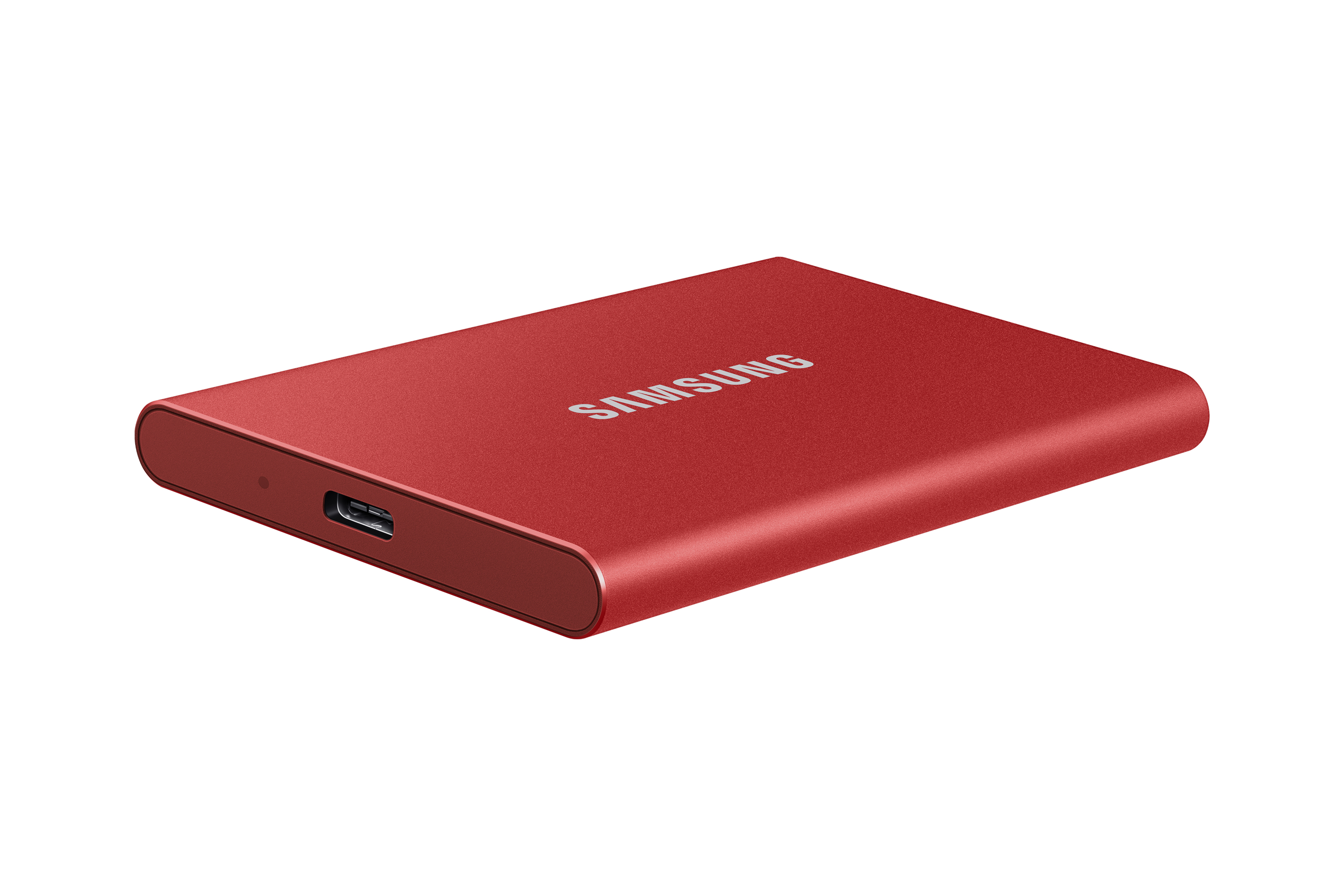 Rote tragbare Samsung SSD. Abgewinkelte Ansicht, USB-C-Anschluss sichtbar.