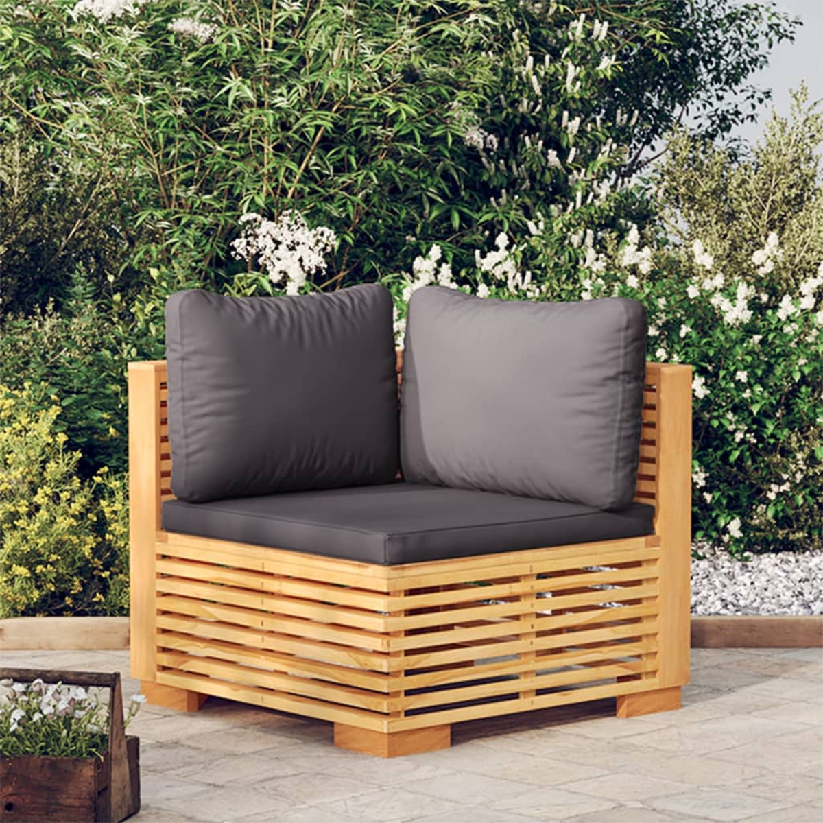Ecksofa aus Holz für draußen mit grauen Kissen. Pflanzen und Grün im Hintergrund.