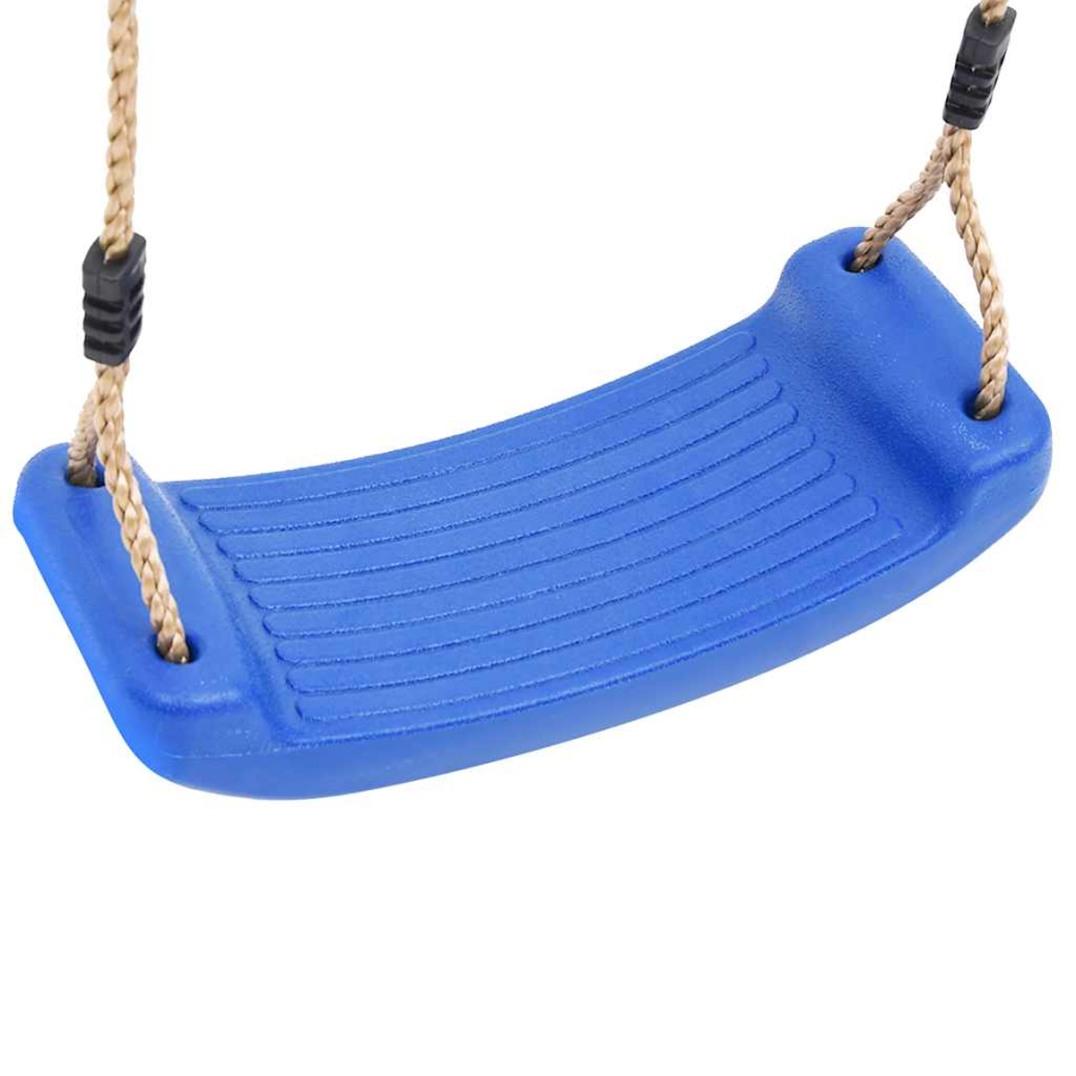 Sedile altalena in plastica blu appeso con corde. Sfondo bianco.
