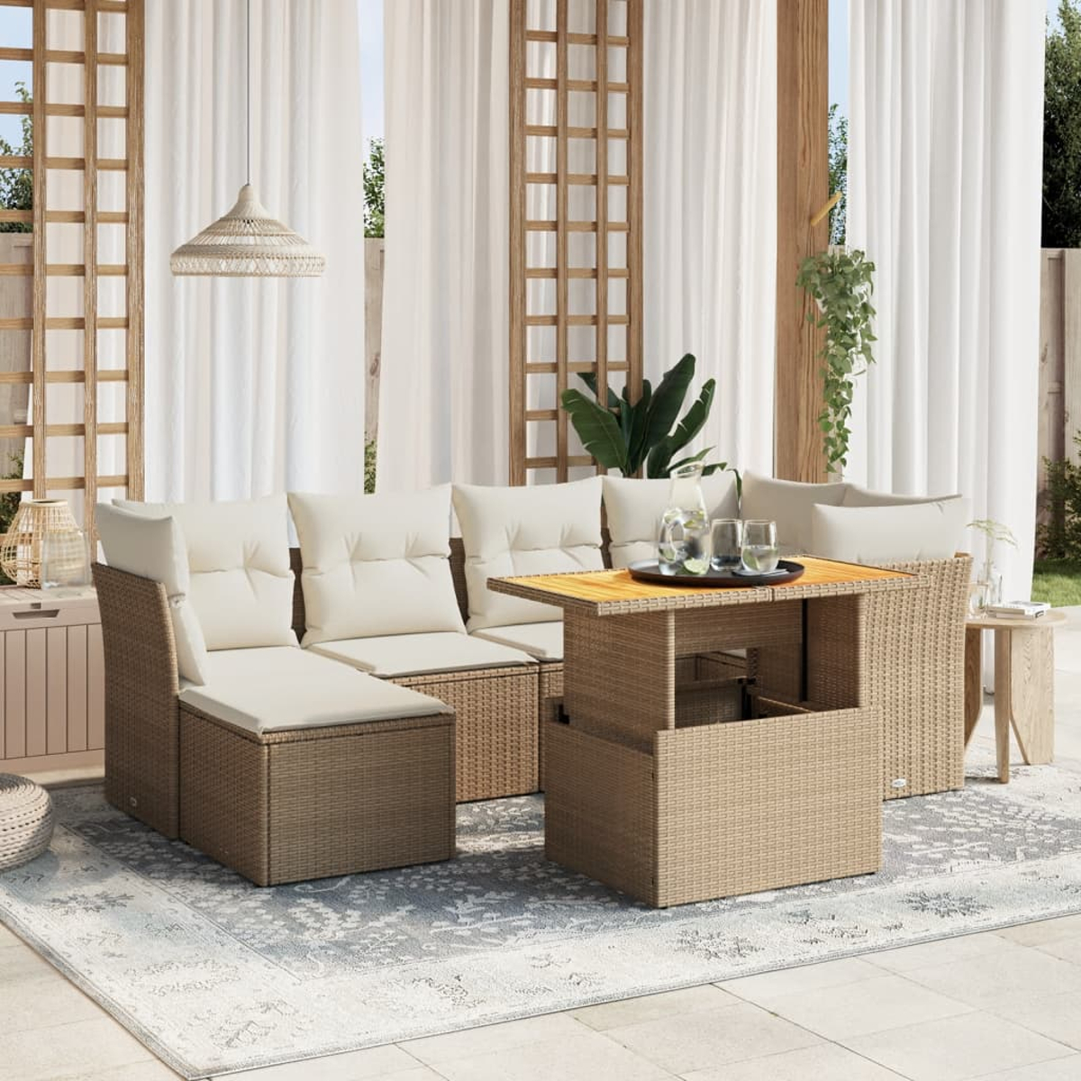 Ein Rattan-Sitzbereich im Freien mit Tisch und Vorhängen.