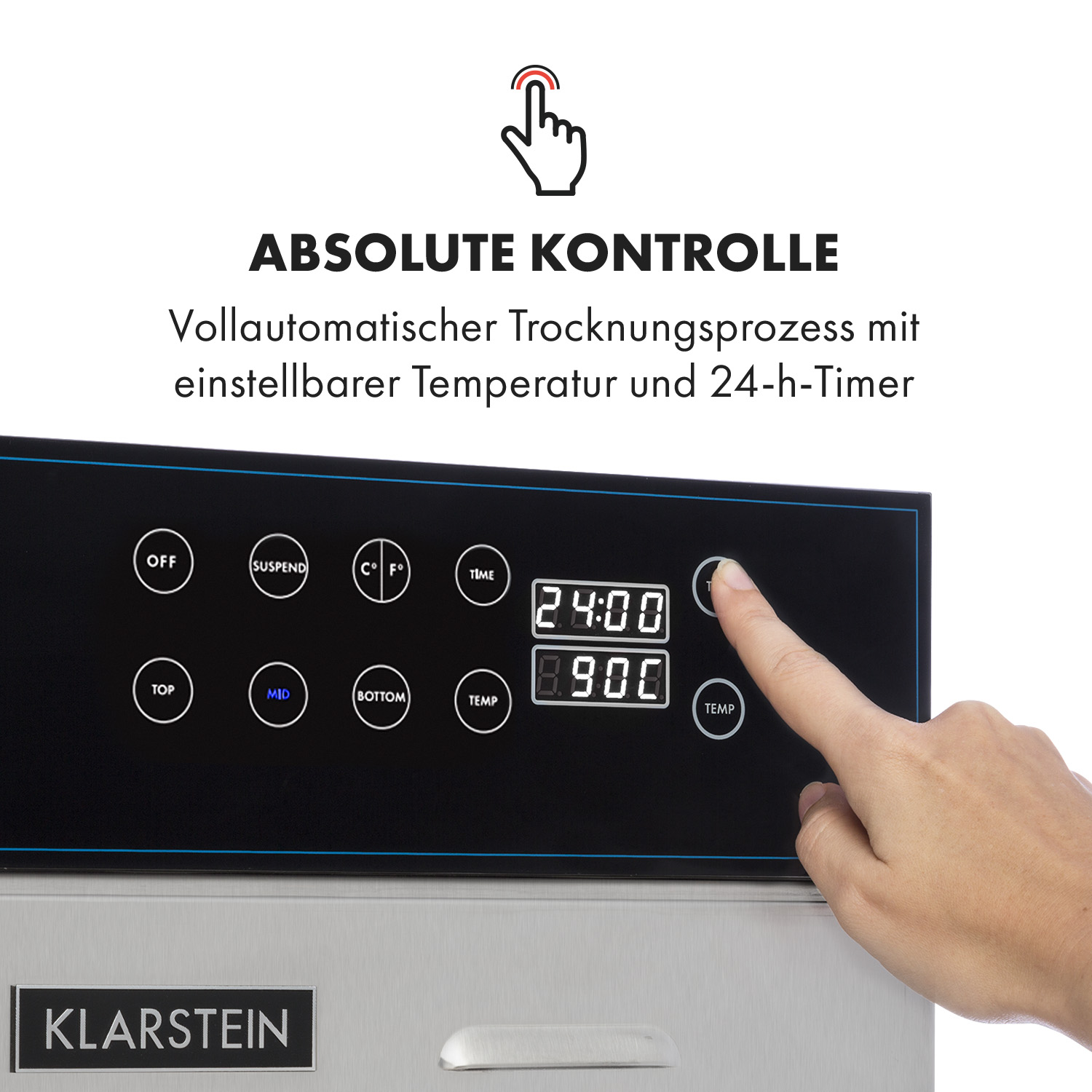 Un primo piano di un pannello di controllo digitale con una mano che indica un pulsante.