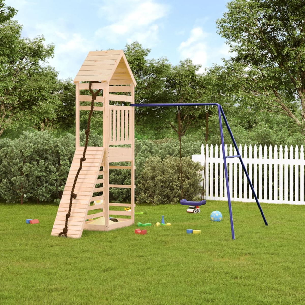 Holzspielplatz mit Rutsche, Schaukel und anderen Spielgeräten auf Gras.