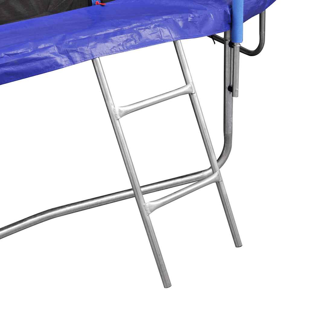 Nahaufnahme einer Metallleiter an einem blauen Trampolin. Weißer Hintergrund.