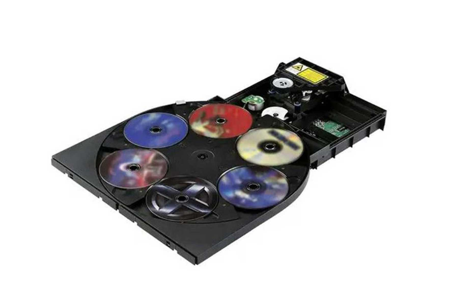 Ein offener CD-Player mit mehreren bunten CDs, aus einem Winkel betrachtet.