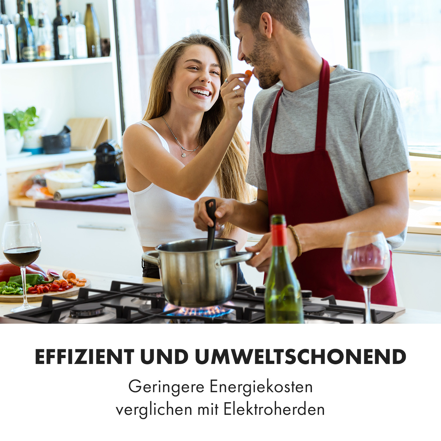Paar in der Küche mit Gasherd, bereitet Essen zu.