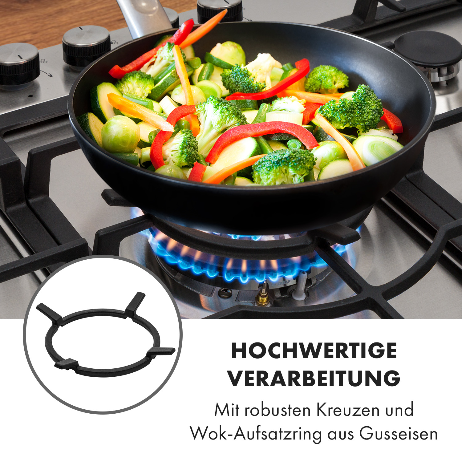 Gemüse wird in einer schwarzen Pfanne auf einem Gasherd gebraten. Schwarzer Topf mit weißem Hintergrund.