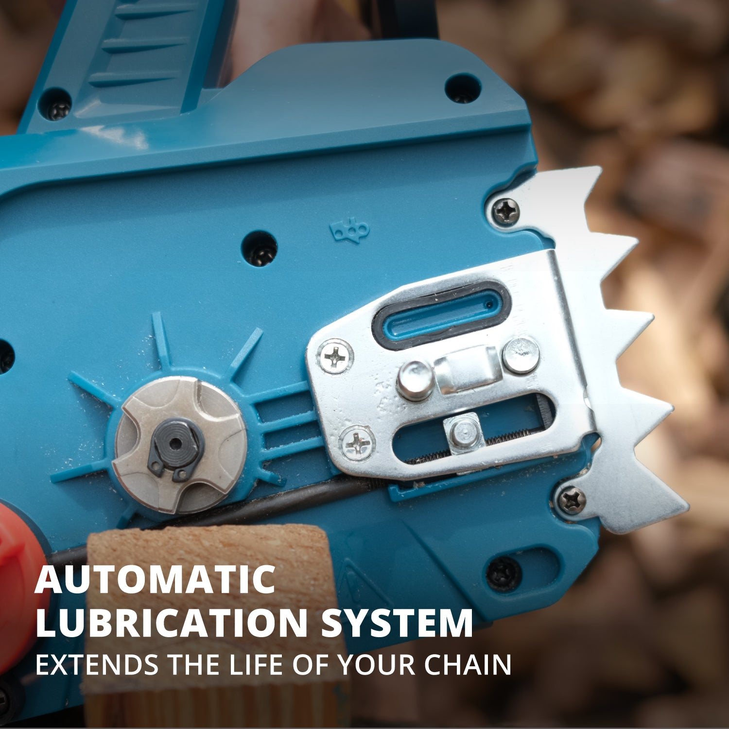Zbliżenie niebieskiej piły łańcuchowej z metalowymi detalami. Tekst: Automatyczny system smarowania.