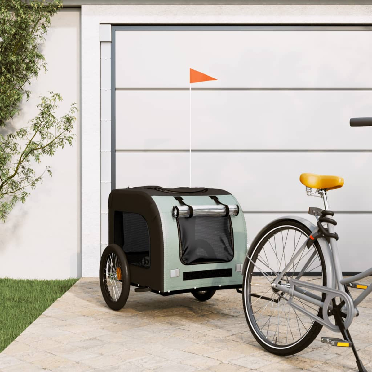 Fahrrad mit Anhänger, Hundeanhänger, vor einer Garage geparkt.