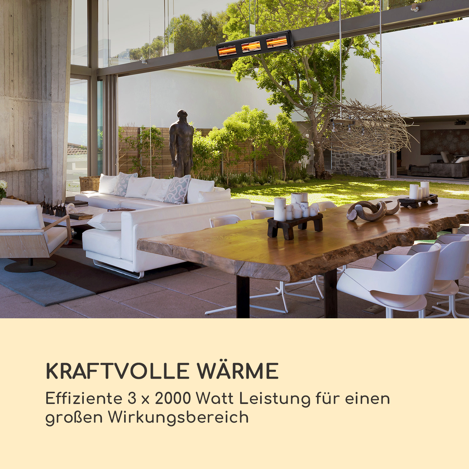 Wohnzimmer mit einem an der Decke montierten Heizgerät. Ein Sofa, ein Tisch und Kerzen sind sichtbar.