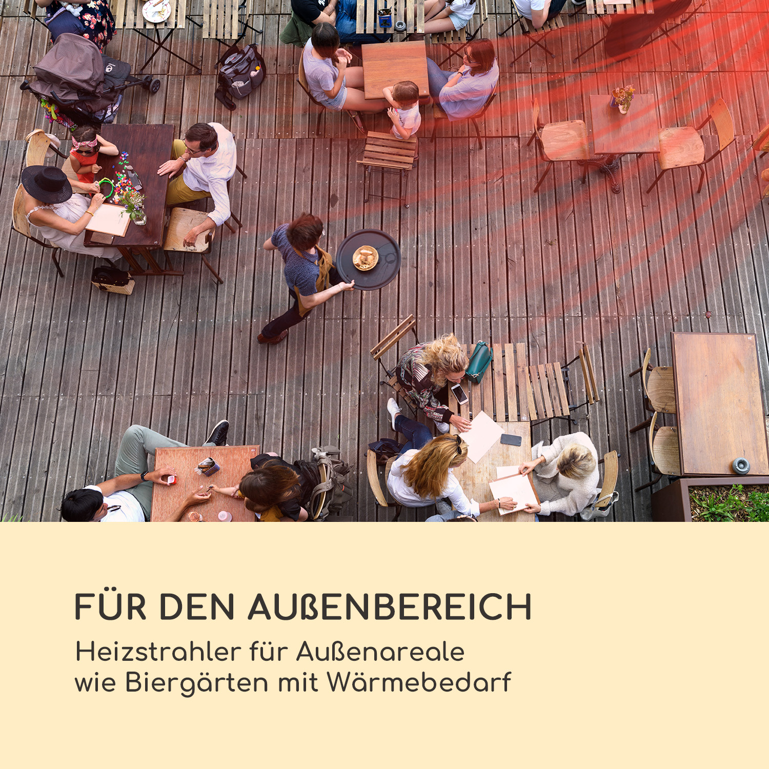 Leute in einem Café im Freien.