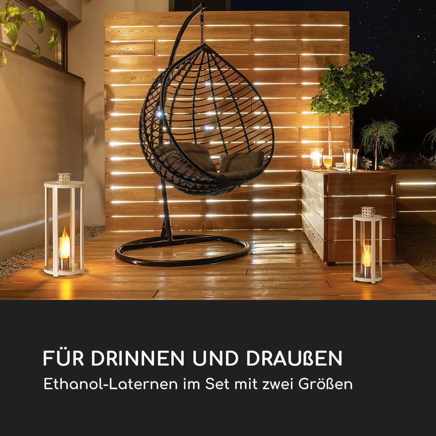 Szene im Freien mit Lichtern, Stuhl, Tisch und Text: Für drinnen und draußen.