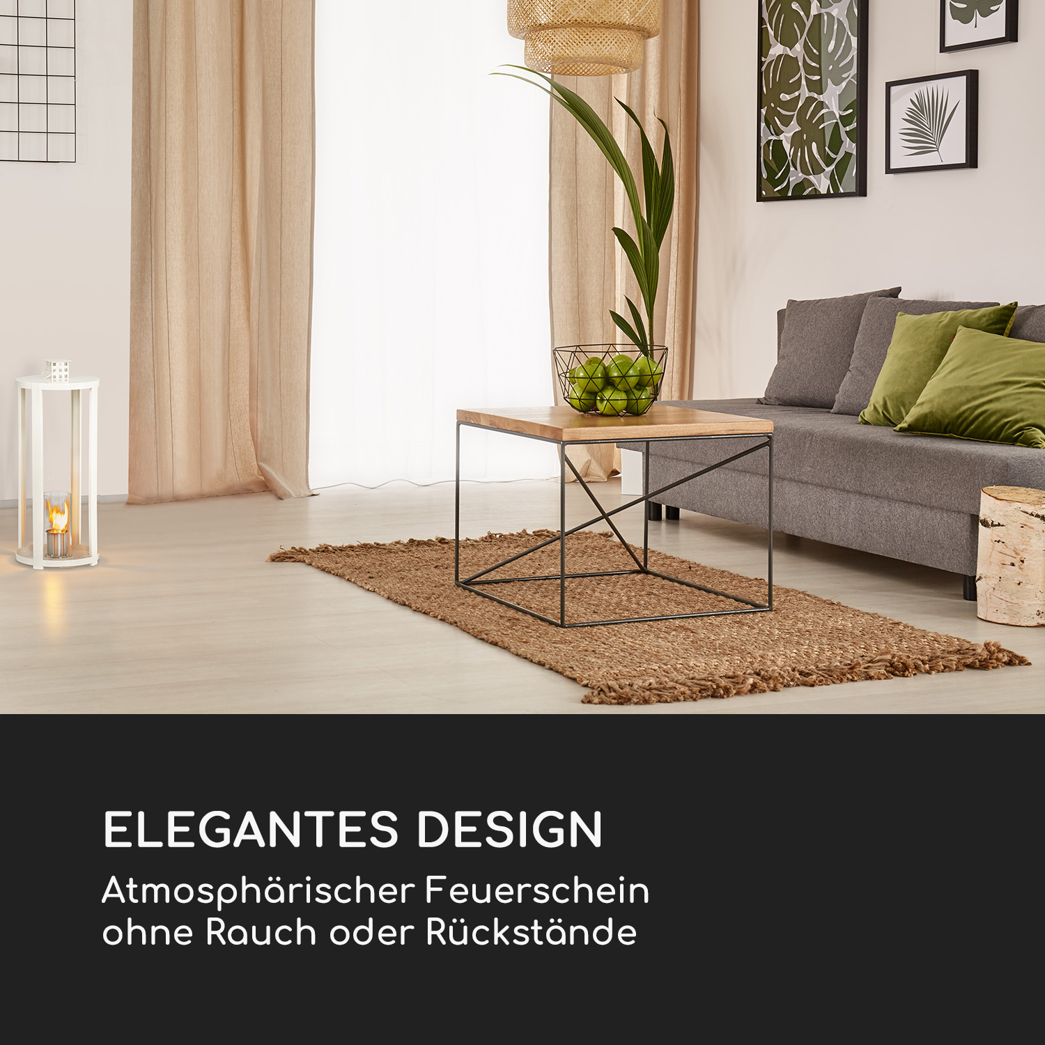 Ein Wohnzimmer mit einer brennenden Laterne. Ein Sofa, ein Tisch und andere Dekorationen sind vorhanden.