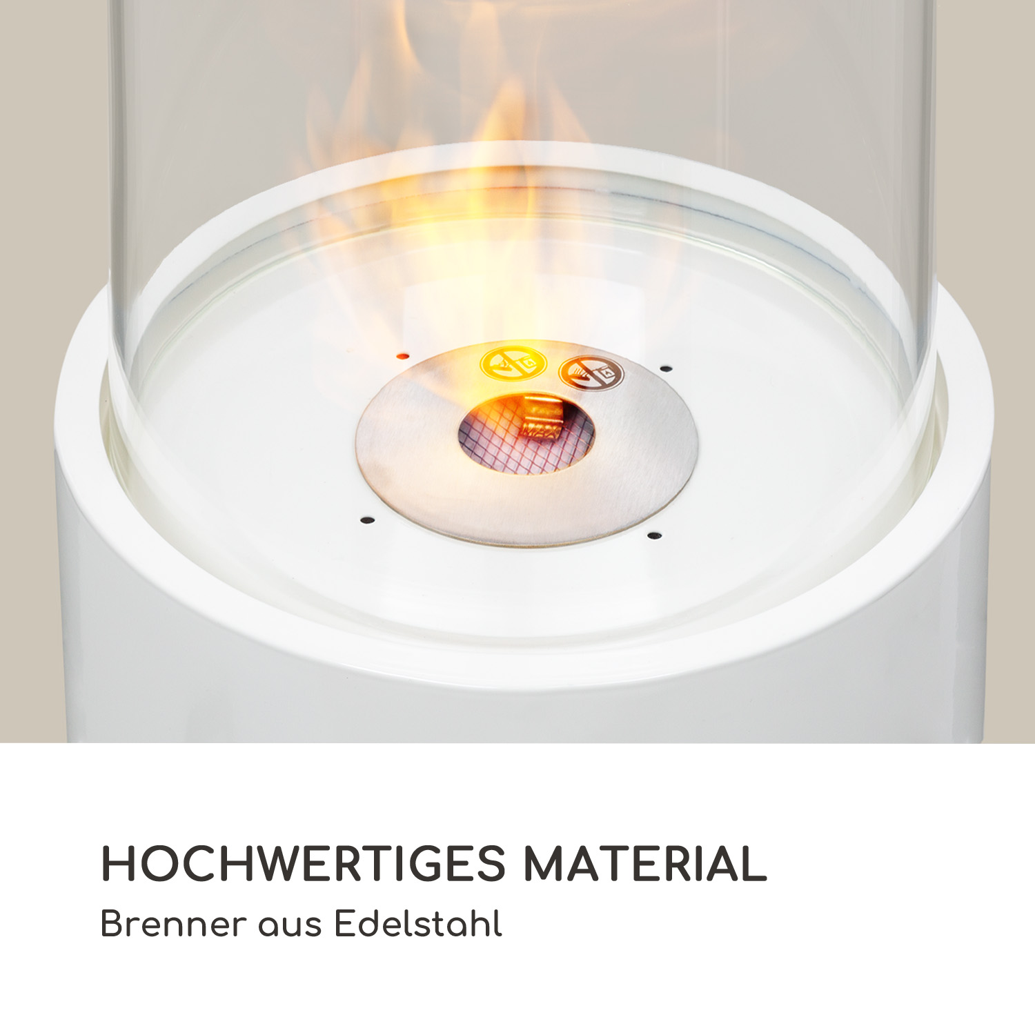 Nahaufnahme eines weißen Heizgeräts mit Flamme, Edelstahlbrenner.