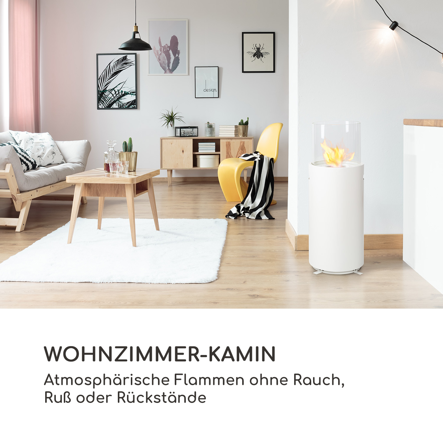 Ein modernes Wohnzimmer mit Kamin. Es gibt einen weißen Teppich, Kunstwerke und einen gelben Stuhl.