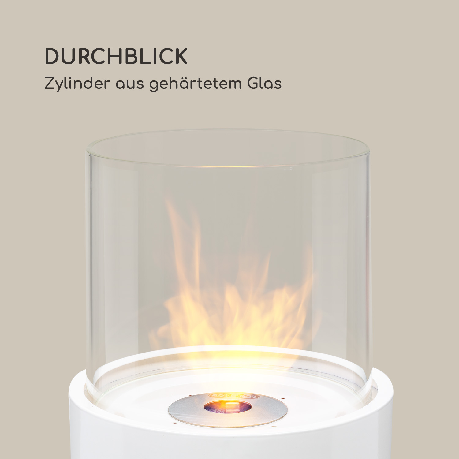 Nahaufnahme eines weißen Heizgeräts mit Glaszylinder und Flamme.