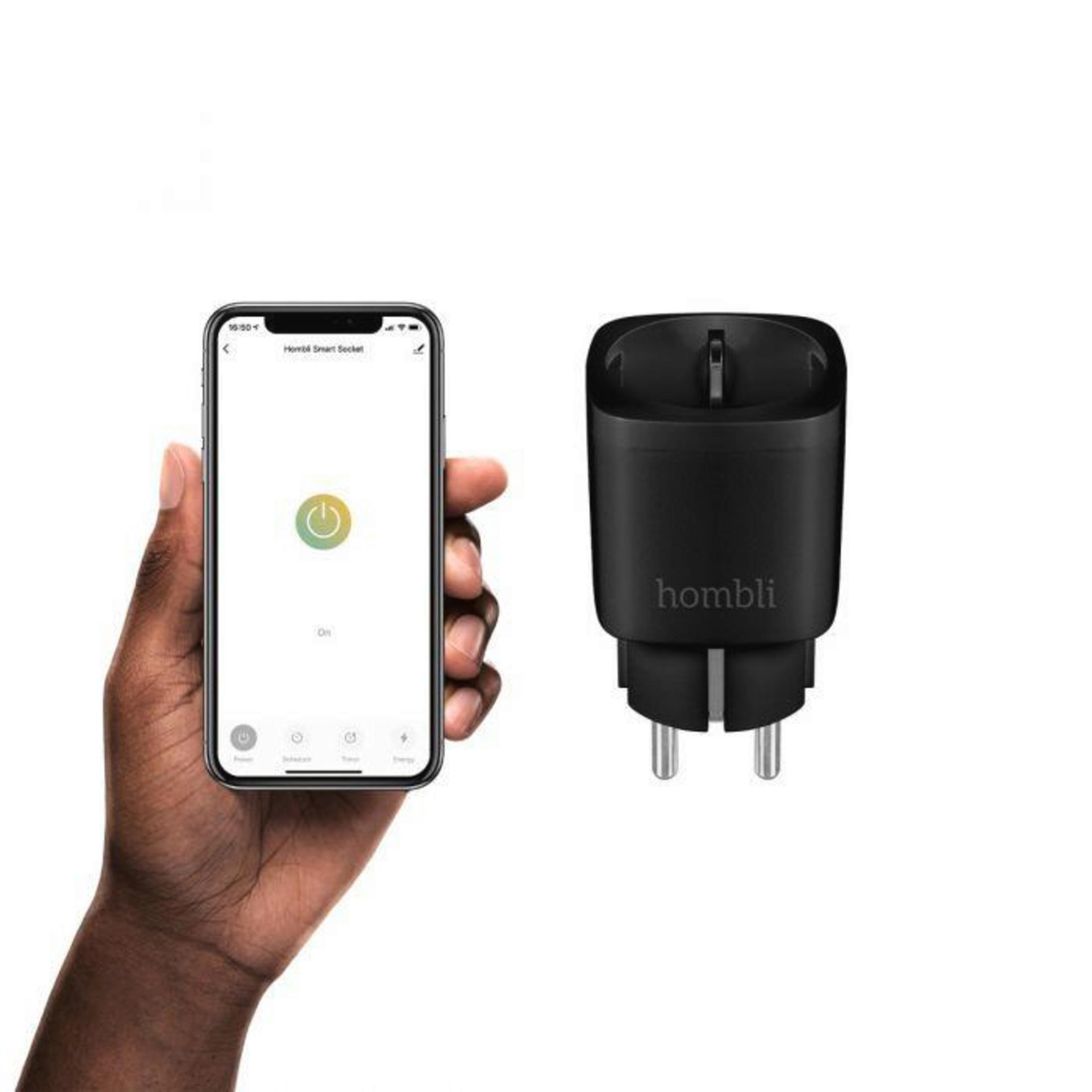 Hand, die ein Smartphone neben einem Smart Plug hält, auf weißem Hintergrund.