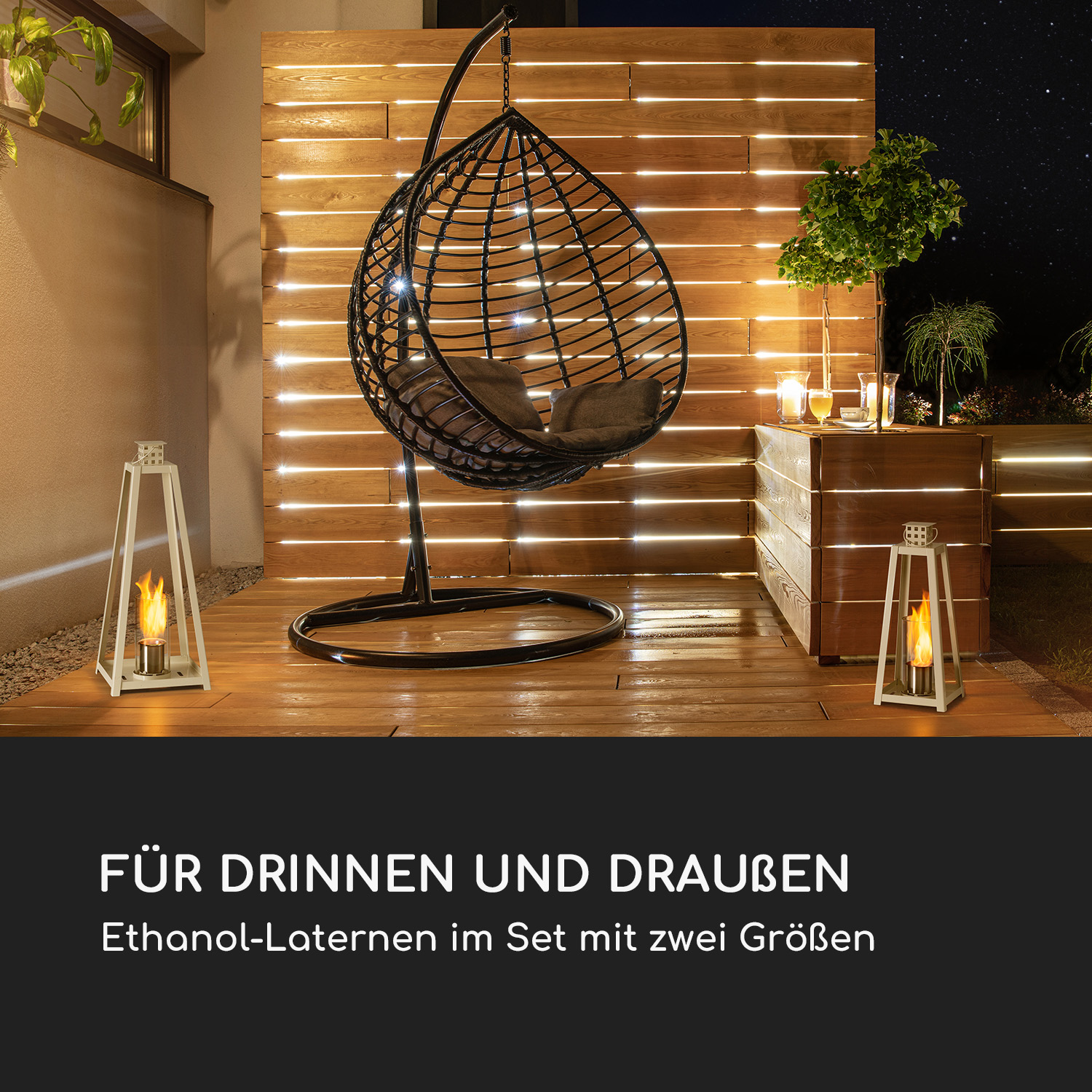 Eine Hinterhofszene mit einem Hängestuhl, Lichterketten und zwei Kerzenhaltern mit Flammen.